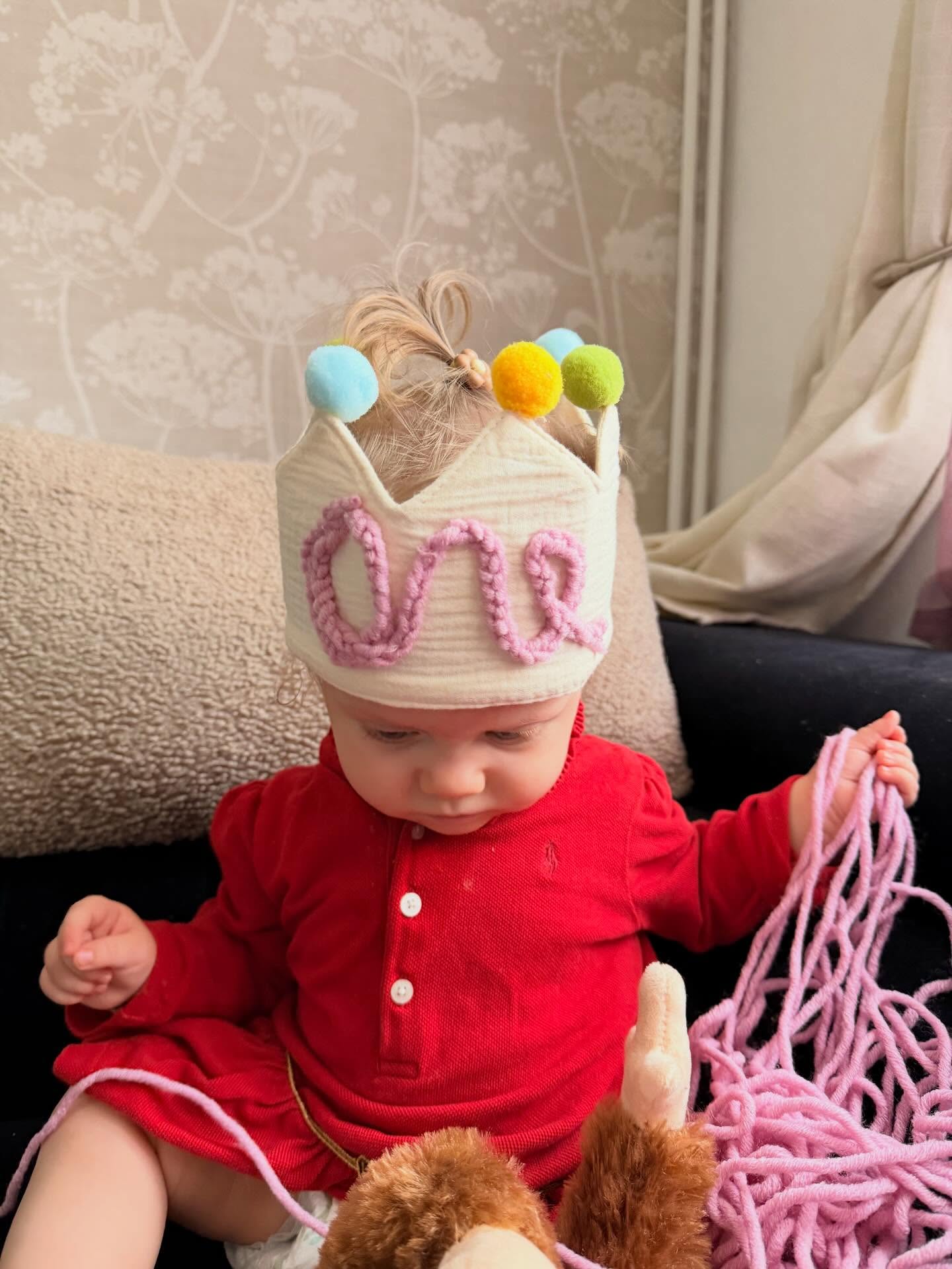 👑 Baby Bee Knits Birthday Crowns
Add extra magic to your little one’s big day! Our soft muslin crowns are perfect for birthdays, photoshoots, parties, and sweet keepsake moments. Playful pom-pom details bring colour and charm to every celebration 🌈✨
🧵 Personalised just for you
Add any name or word — up to 7 characters — created with beautifully crocheted yarn text. Each crown is handmade, unique, and wonderfully photo-friendly 📸💛
🎀 Adjustable fit
Thanks to the tie-back design, the crown grows with your child and comfortably fits up to around 6 years old.
🎉 Perfect for:
– 1st birthdays
– Photoshoots
– Party outfits
– Special handmade gifts
#BabyBeeKnits #BirthdayCrown #HandmadeBaby #CrochetDetails #BabyStyle