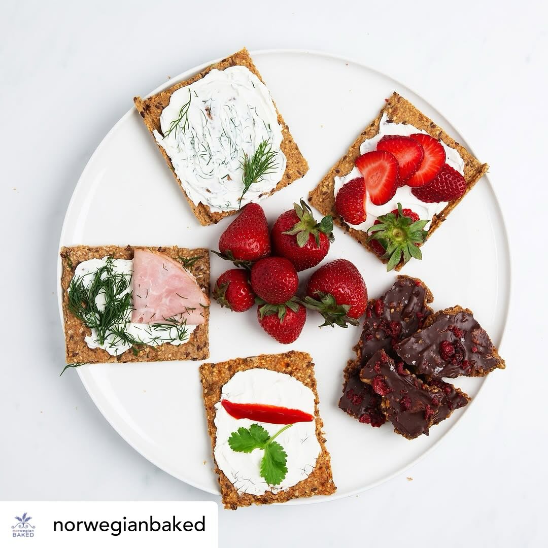 From @norwegianbaked: Roses are red,
Strawberries too 🍓
Our knekkebrød + knekkegodis
Are made to be loved by you 💘
Share the love - Link in bio to shop or find a retail partner near you. 💕
#foodlovers #sweettreats #nordicfood #valentinesfood #knekkebrød #whatsonyourknekkebrød #healthysnacks #snackideas #scandinavianflavors #healthylifestyle #strawberry #hygge
