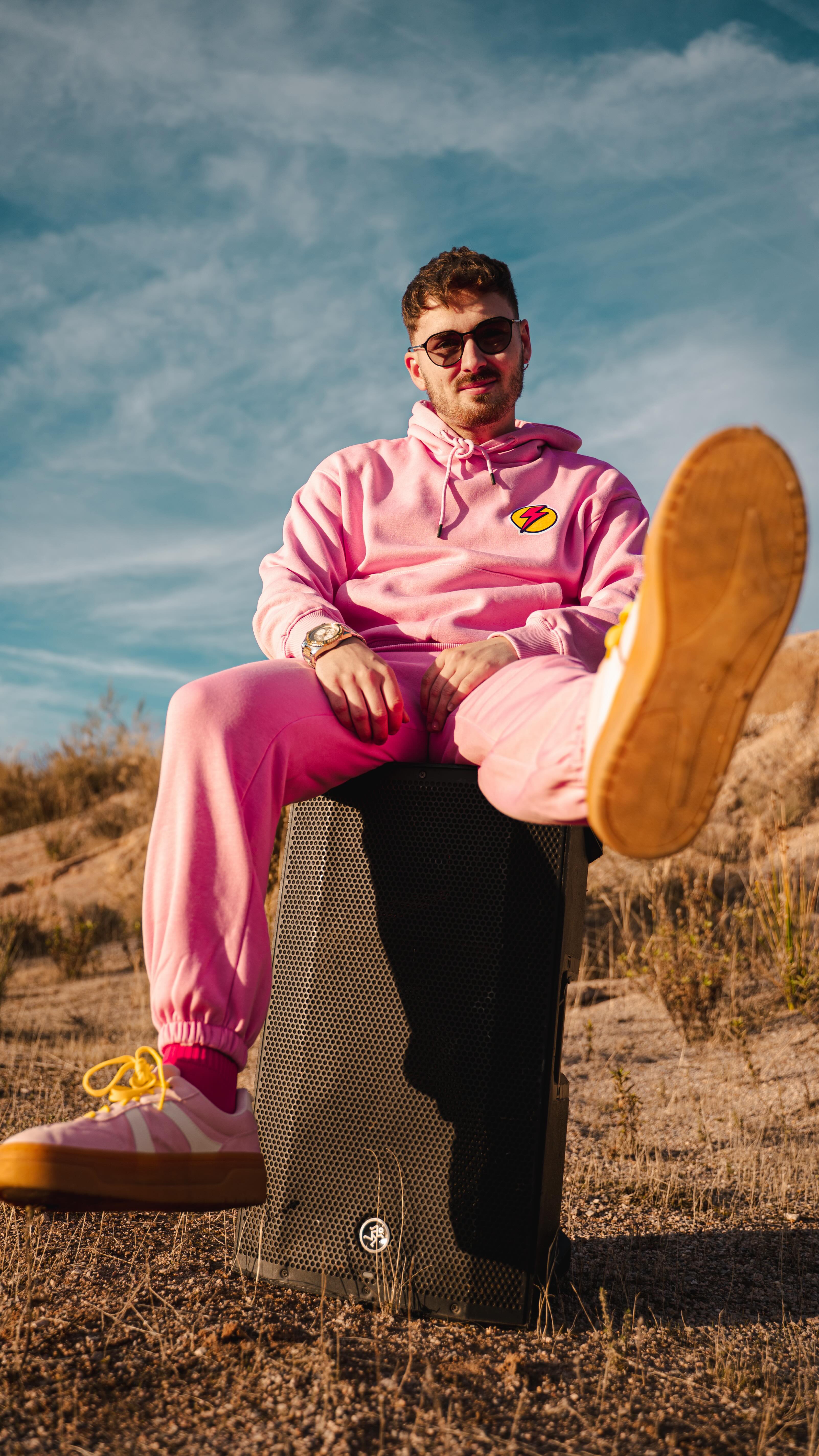 Confesiones de madrugada. 🤫🌑
Si alguna vez has hecho la número 2... que sepas que te he juzgado en silencio.
Ser DJ es 90% psicología de pista y 10% aguantar a gente pidiendo “Despacito” en 2026.
Pero oye, sin vosotros esto sería muy aburrido. (O no). 🤪
Etiqueta a ese amigo que siempre acosa al DJ. 👇🏻