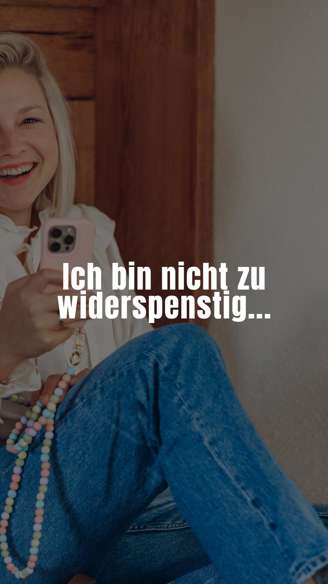 In letzter Zeit war ich für einige Menschen unbequem.
Es war auffällig, dass hauptsächlich Männer so empfunden haben. Das hat mich zum nachdenken gebracht.
Früher hätte ich gedacht, ich bin zu laut.
Zu direkt.
Zu viel.
Heute weiß ich:
Ich bin einfach klar.
Menschen, die Kontrolle gewohnt sind, empfinden Klarheit oft als Widerstand.
Viele sprechen davon, Grenzen zu setzen.
Aber für mich geht es inzwischen um etwas anderes.
Ich muss keine Mauern bauen.
Ich muss niemanden ausschließen.
Ich darf einfach offen sagen, wer ich bin.
Was ich will.
Und was nicht mehr zu mir passt.
Und weißt du was?
Das ist viel friedlicher als ständiges Anpassen.
Ich bin nicht hier, um zu gefallen.
Ich bin hier, um ehrlich zu sein.
Mir selbst gegenüber.
Und anderen gegenüber.
Wenn das für manche unbequem ist –
dann bin ich nicht zu viel.
Dann passt es einfach nicht.
Und das ist okay. Denn ich bin nicht mehr dafür da mich klein zu machen, damit andere sich größer fühlen.
Wenn dich Klarheit manchmal auch unbequem für andere macht – dann bist du nicht allein.
Und wenn du das öfter vergisst, folge mir wenn du wachsen willst ohne dich zu verbiegen.
#herzundhustle
#businessaufbau
#selbstständigwerden
#persönlichkeitsentwicklung
#frauenmitvision