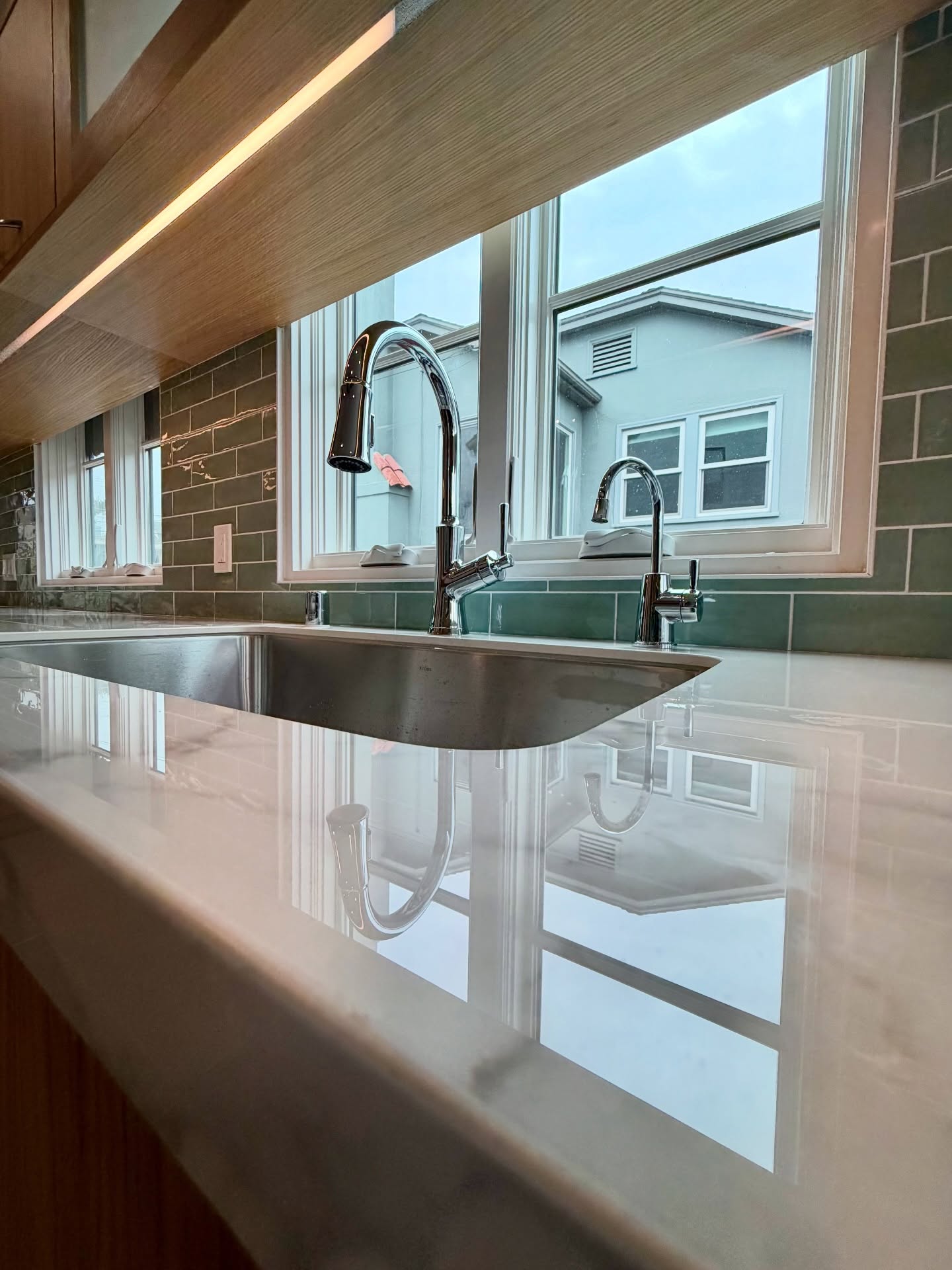Clean lines. Quiet mornings.
There’s something about a simple kitchen moment that feels right, natural light pouring in, soft reflections on stone, and a space designed for both function and calm.
Details matter. From the brushed fixtures to the subtle green tile and warm wood tones, this is where design meets everyday living. #grandbuilders #grandbuildersoakland
Built for real life. Styled for peace.