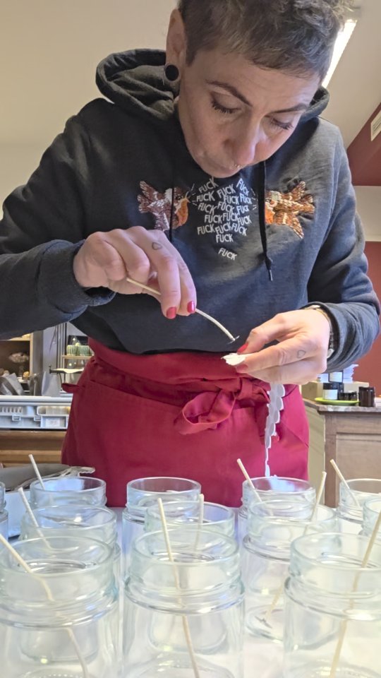 Je commence concentrée... et puis voilà... je voulais juste faire des bougies de base... 😅🤘