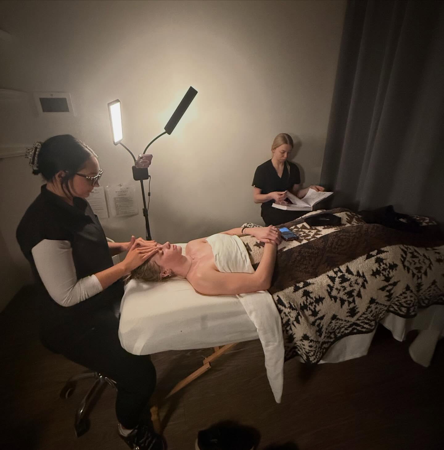 Receiving a facial while studying while studying for your final? This is esthetics school at MSA in one picture. ❤️
These girls need your help graduating! Book with them using the link in our bio. ✨