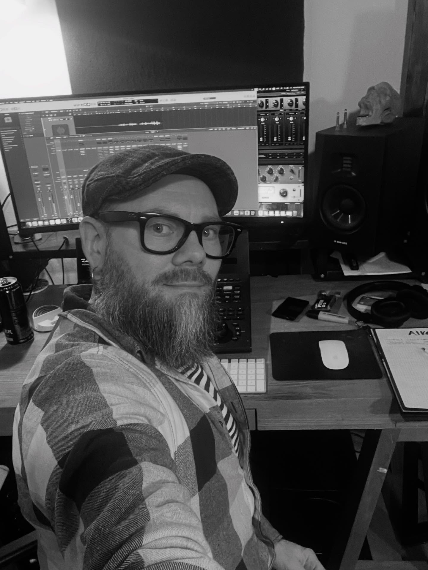 Recordings for @pastorimaatta ’s second single started today, now there’s emotion involved 😃💪🏼🎼
Sometimes when you get that feeling that hey, let’s test one thing and it will change everything. So today it happened😃💪🏼
#recording #recordingstudio #artist #musicproducers