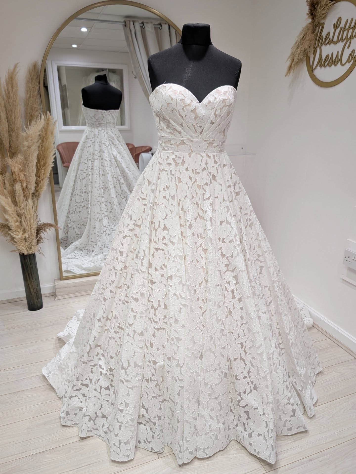 😍✨ Every love story deserves a dress this beautiful ✨ Book now to find your dream dress, for under £1000!