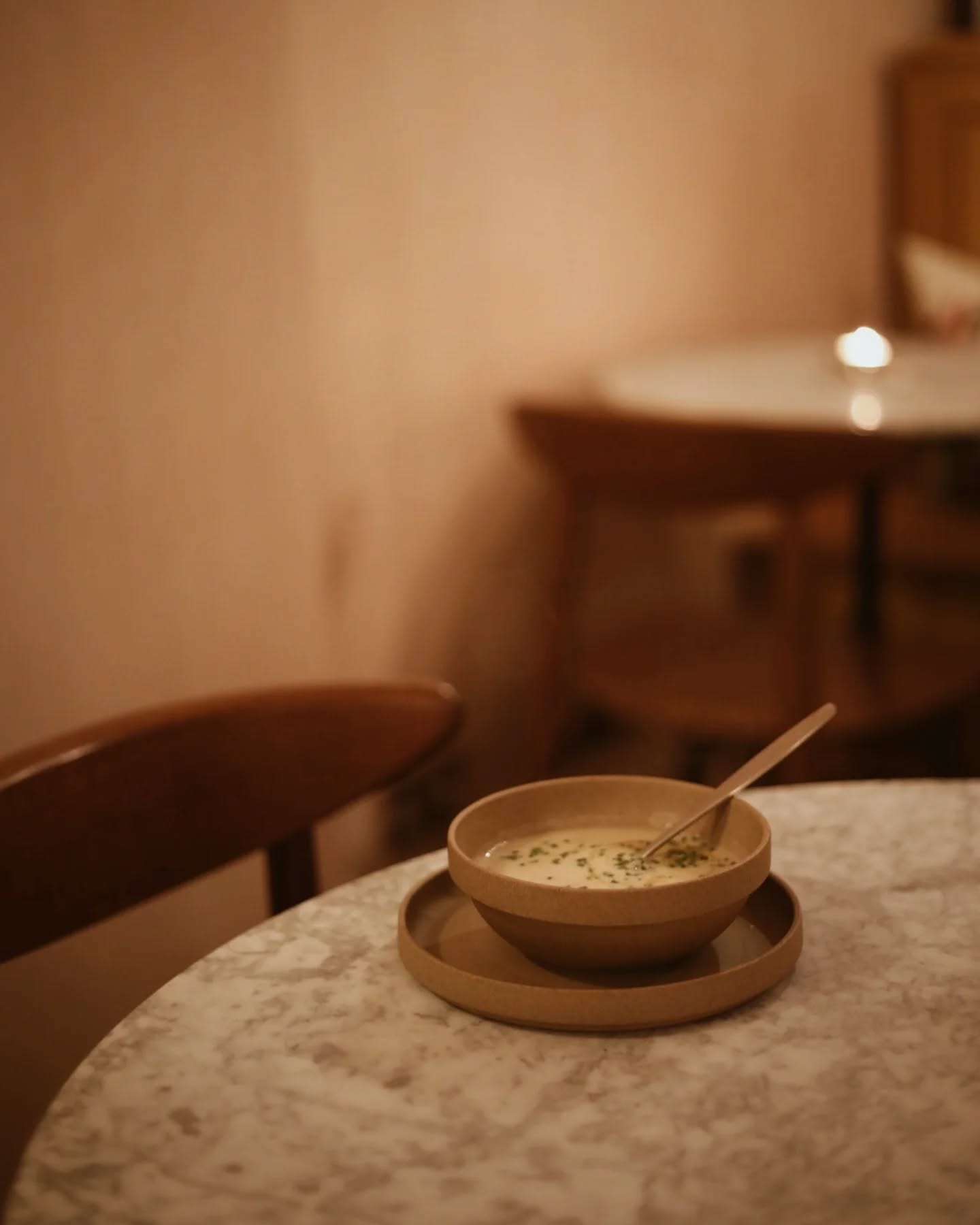 A cosy spot for soup.
With the weather still hammering down this week, it is most definitely still soup season.
Mushroom and Tarragon Soup, served with freshly baked Sourdough Bread and Butter. It's on our lunch menu this week, so if you have a moment to come and enjoy a bowl of comfort then head our way.
Lunch is served 12 - 3pm
@visitarundel @tarrantstreetindependents @discover_sussex @sussexstories @experiencesussex @sussexbytheseaarun @sussexexclusive
#juniperarundel #junipercafe #cafeandbakery #freshlymadefoodarundel #coffeeshoparundel