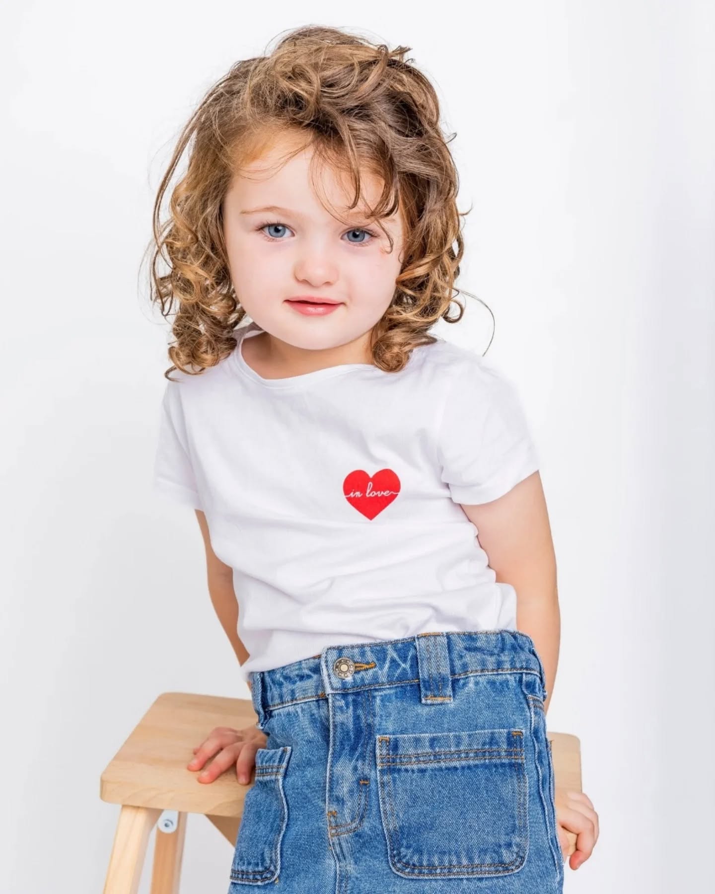 Reste assis(e) et sois sage !!
Et fais pas ci fais pas ça viens ici mets toi là, touche pas ça , dit merci, écoute çe qu'on te dis ..🤣
Ou sinon gare à toi 😱
Dans mon studio (et à l'exterieur aussi d'ailleur) pendant une séance photo , c'est moi le chef et comme j'ai l'age de tes enfants on va faire que des trucs interdit 😁
⚠️ Est-il necessaire de préciser que c'est de l'humour !? 🤔😜
Pour obtenir de belles photos et de beaux souvenirs j'ai besoin que tes enfants coopèrent et donc je ne les contraints jamais à rien !
( sauf si c'est pour leur sécurité !)
Et donc chez moi .. pas de fais pas ci, fais pas ça ou sinon gare à toi !! 😁
Est ce que l'on t'as dit ça quand tu etais petit 👇?
✨️✨️✨️✨️✨️✨️✨️✨️✨️✨️✨️✨️✨️✨️✨️
📸 isabelle genebes photographe
☎️ 07.86.82.90.98
💻 isabellphotographie@gmail.com
✨️✨️✨️✨️✨️✨️✨️✨️✨️✨️✨️✨️✨️✨️✨️