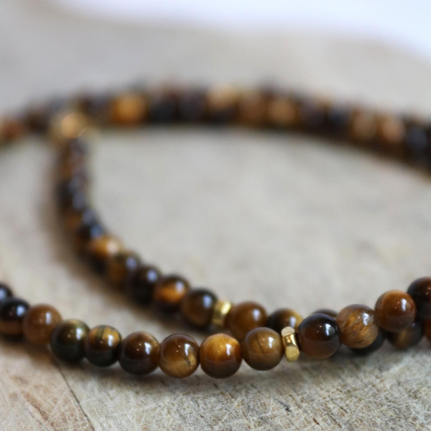 Das Tigerauge, funkelt und strahlt sofort eine besondere Energie aus. Mut und innere Stärke schenkt dir dieser einzigartige Stein. Er schütz dich von fremden Energien und sorgt für seelische Heilung & Klarheit. 🤎