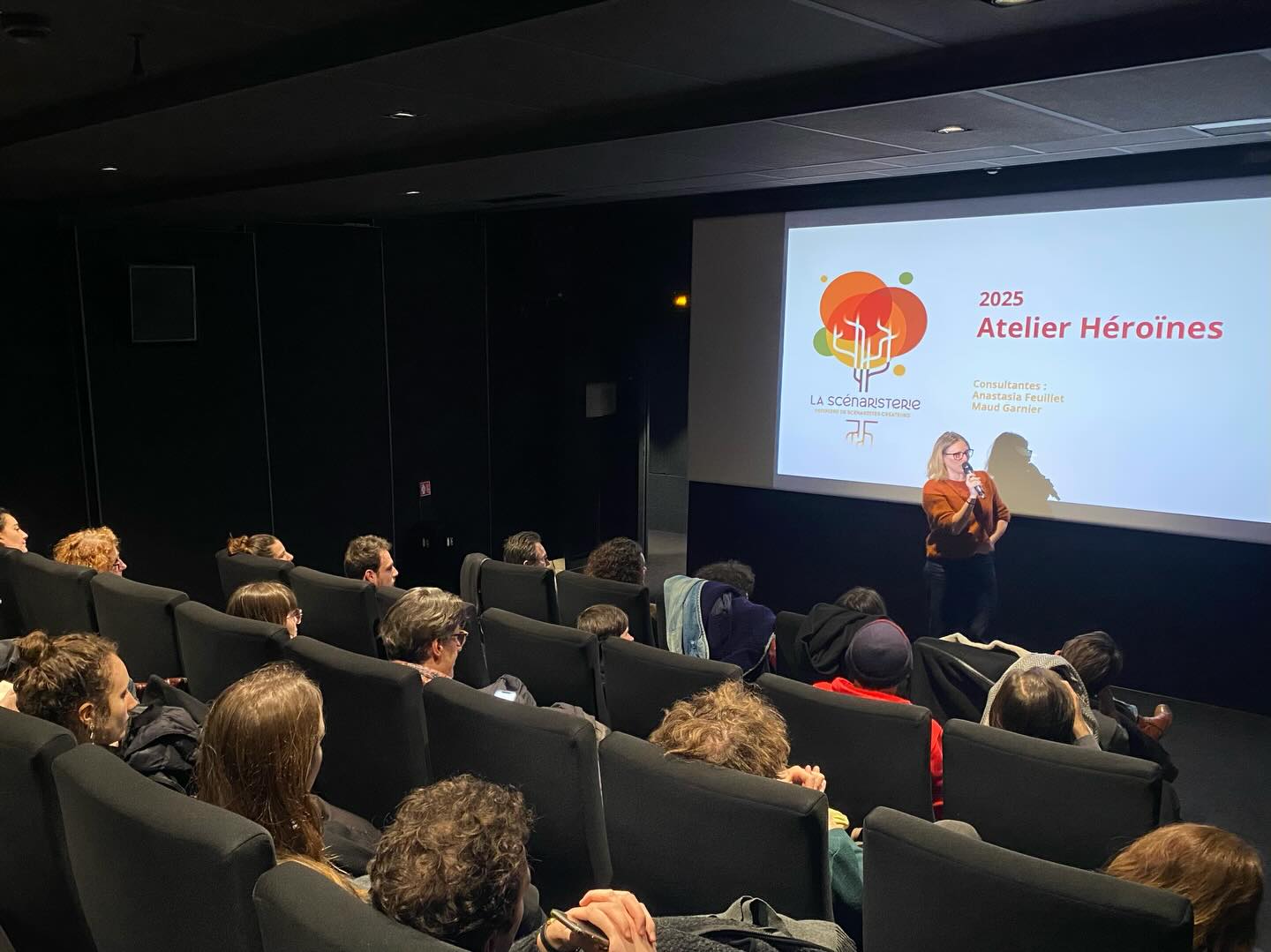 Lundi au CNC, les participant.es de l’Atelier Héroïnes 2025 ont pitché leurs projets de longs métrages devant une trentaine de producteu.rice.s. Cette promotion a été la première à bénéficier d’une bourse du CNC, un soutien renforcé à destination des auteur.e.s dont nous saluons l’initiative et un gage de confiance dans l’accompagnement proposé par La Scénaristerie.
Parmi les projets, 4 promesses de voyage : un road-trip aux apparences trompeuses vers une Espagne chaude et désertique ; la Californie de la ruée vers l’or, terre de promesses et de travestissement ; la Malaisie où règne le malaise d’une femme en quête d’identité, et un Liban en pleine ébullition où une archéologue réinvestit son passé militant. Mais aussi 2 descentes aux enfers : celle d’une jeune femme qui « attrape » le mal étrange de sa mère mourante et celle d’une influenceuse prise dans les filets d’une communauté de tradwifes.
Bravo aux auteur.rice.s : Nastasja Pradel, Philippe Kastelnik, Sharon Hakim & Tamara Saade, Laure-Elie Chénier-Moreau, Grégory Moro et Esther Vanovertverld.
Accompagnés par leurs deux consultantes : Maud Garnier et Anastasia Feuillet, ainsi que Margaux Dieudonné en consultante junior et Sébastien Tavel pour la préparation des pitchs.
Le livret numérique est disponible sur demande. N’hésitez pas à nous contacter pour en savoir plus sur les projets et les auteur.rice.s.
Un grand merci à nos partenaires historiques : le CNC, la Région Ile-de-France, la SACD.
@nas_t_nas_ @p.kastelnik @sharon_hakim @tamara_saade @laure_elie_lecm @grog_moro @esthervrtld @_anastasia_f @maudgarnierbennassar @demonsabertemilie @sebtavel