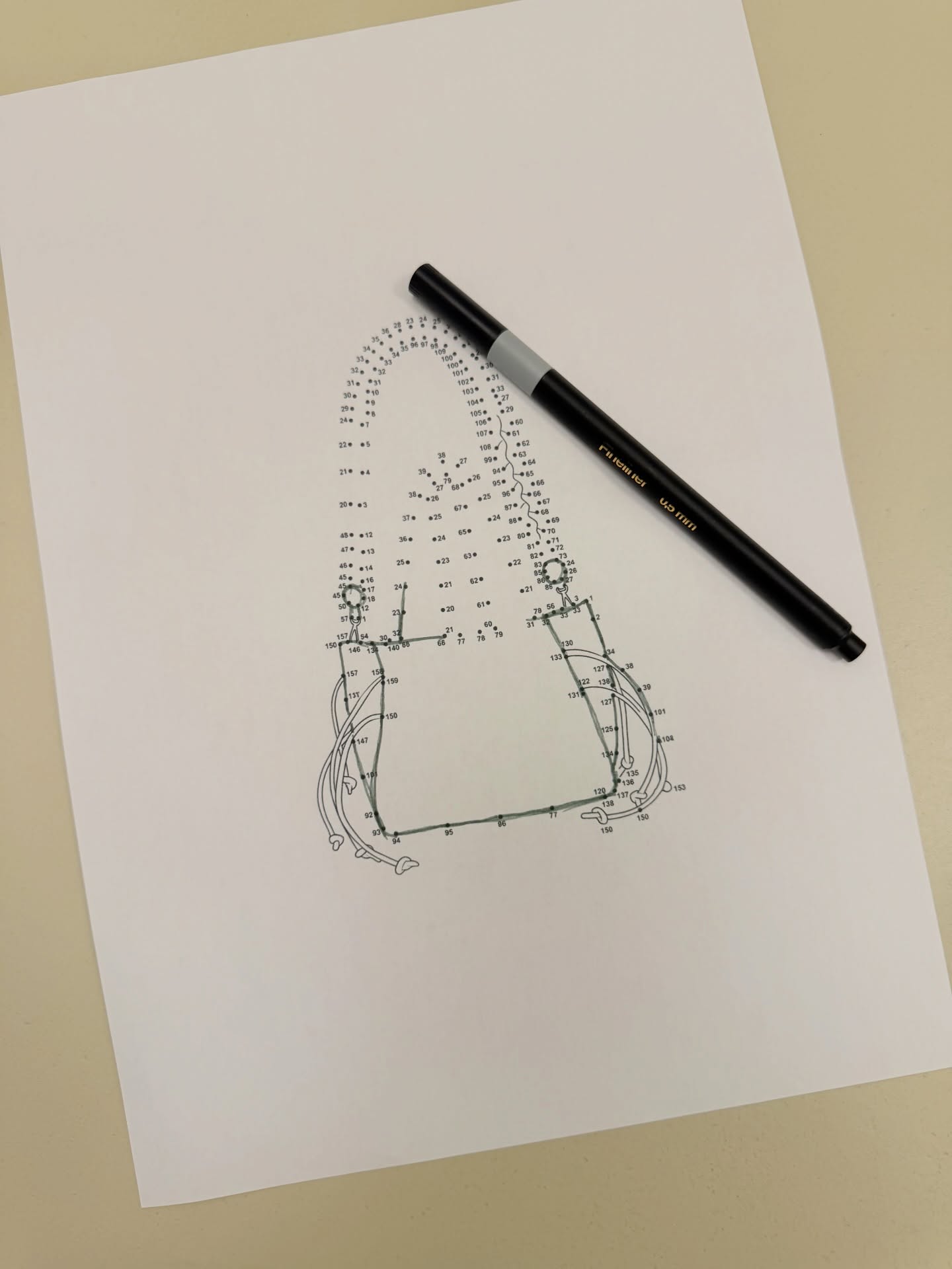 Zawsze możesz zrobić sobie przerwę.
Odłożyć telefon, zaparzyć kawę i przez chwilę po prostu… połączyć kropki.
To mały reset dla głowy i całkiem przyjemny sposób na odstresowanie. A przy okazji – z każdą linią powoli wyłania się Urban Shopper.
Darmowy PDF do pobrania czeka w stopce na naszej stronie.
Zrób sobie 10 minut tylko dla siebie.