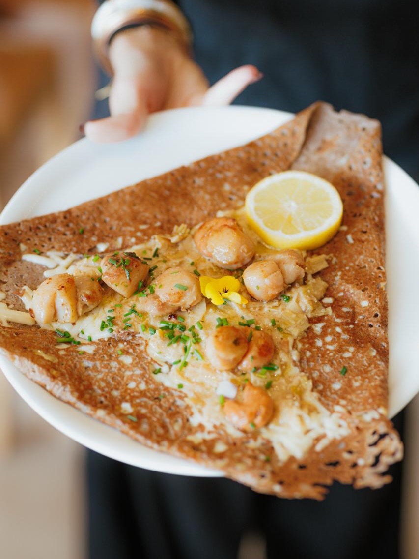 Il y a des adresses qu’on découvre une fois… et qu’on garde ensuite dans ses indispensables.
@lamaisondescrepes66 fait clairement partie de celles-là.
Parce qu’ici, tout est dans l’équilibre :
des galettes salées bien garnies, une pâte travaillée comme il faut, des associations simples mais efficaces… et surtout une vraie régularité dans la qualité.
Et puis il y a le moment sucré.
Celui où l’on se dit “allez, juste une petite…” et où on finit par choisir la plus gourmande 😅
Chocolat, caramel, fruits, classiques ou créations : c’est le genre d’endroit où la crêpe devient un vrai plaisir.
➡️ Si vous ne connaissez pas encore, c’est le moment.
📍 @lamaisondescrepes66
Et promis : vous allez comprendre dès la première bouchée.
#maisondescrepes #creperie