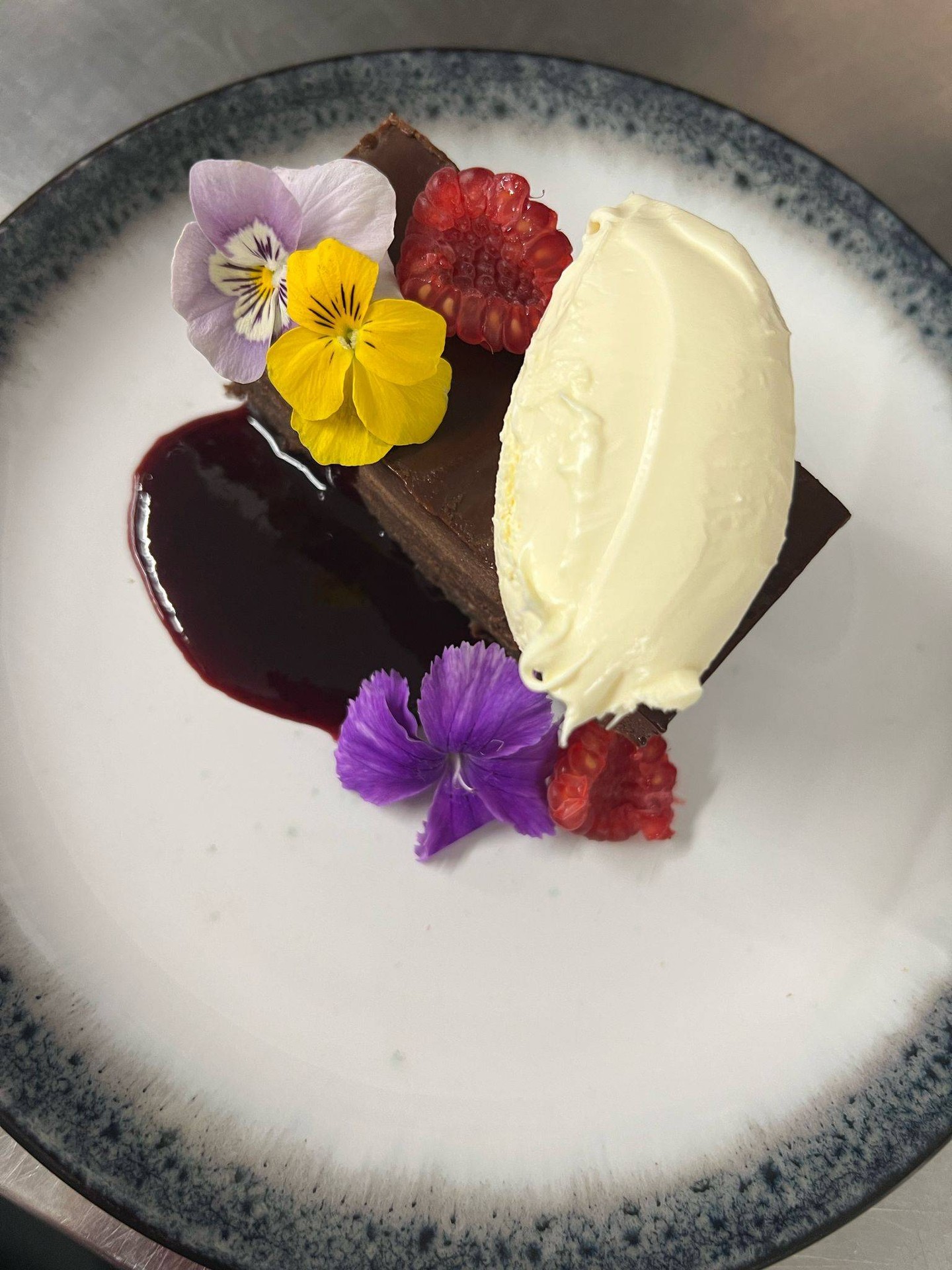 Valentines is fast approaching, why not try our Chocolate Amaretto torte - featured on our £30 3 course menu.
#valentines #datenight #chocolate #rock #polzeath #pityme