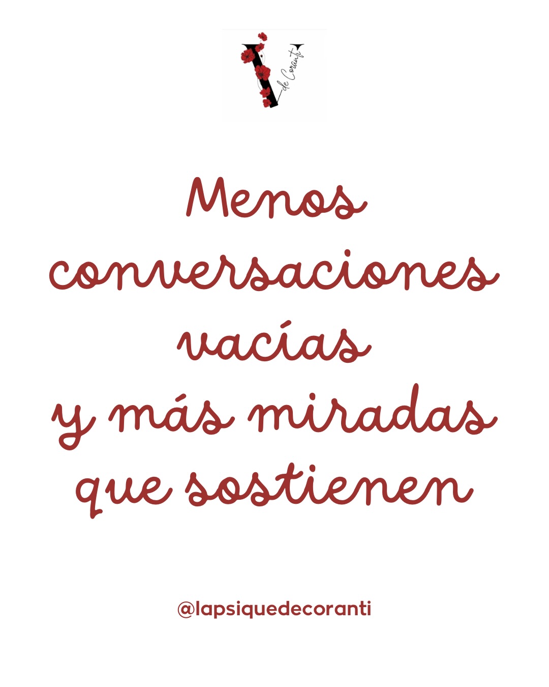 A veces no necesitamos ampliar el círculo.
Necesitamos afinarlo.
Con el tiempo te das cuenta de que no todo el mundo que está, está de verdad. Que puedes rodearte de mucha gente y, aun así, sentirte sola. Y que también puede ocurrir lo contrario: pocas personas, pero una sensación de hogar.
Menos gente no significa aislamiento.
Significa elección consciente.
Significa dejar de sostener vínculos por inercia, por miedo a decepcionar, por costumbre, por historia compartida. Significa atreverte a reconocer dónde puedes bajar la guardia y dónde solo estás funcionando.
Hay relaciones que entretienen.
Y hay relaciones que te transforman.
Las segundas no siempre son muchas. Pero cuando aparecen, se nota. No te exigen actuar. No te piden encajar. No te castigan por poner límites.
Y quizás no se trata de expandirse hacia fuera, sino depurar hacia dentro.