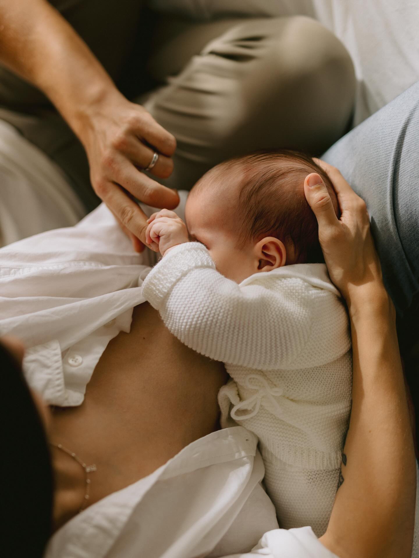 Les détails de vos petits et cette vie si précieuse en eux 💗
Eux qui nous rappellent le miracle rien qu’en les regardant
Eux qui symbolisent ce temps qui passe si vite et à la fois ces journées qui semblent infinies
Eux qu’on connaît par cœur, qui nous marquent au plus profond de notre âme, eux qui nous connaissent aussi depuis longtemps
Tous ces petits détails qui ne durent pas mais qu’on voudrait garder tout contre soi 💞
Je pourrais en écrire des lignes sur l’ambivalence de vouloir les garder bébés et à la fois s’impatienter de les voir grandir et découvrir leur personnalité 🥹
En attendant, ces photos pour nous rappeler de nous fondre dans ces premiers mois avec eux et juste les admirer ✨
#photographenaissance #aixenprovencephotographer #provencephotographer #luberonphotographe #eyemamaproject
