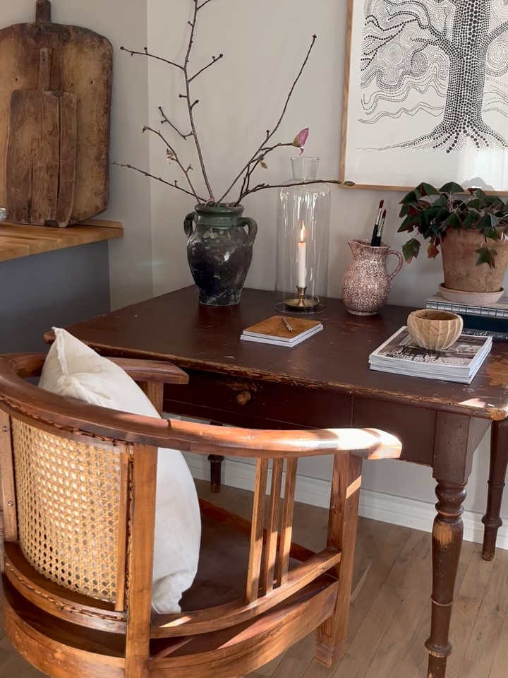 •~ Antikk stol til salgs 🪑
.
hva med å oppgradere hjemmekontoret litt? Ved å bruke litt brukt og antikk kan man heve helheten når du skal lage en kontor-sone hjemme. Kanskje du vil ha det på kjøkkenet eller i stua? Da er det fint om det harmonerer bedre med møbleringen ellers.
.
Den antikke stolen er i heltre med svingbart sete som kan senkes og heves ved å snurre sete rundt. Ryggen er i nydelig rotting. Setet har nok vært i rotting en gang men har nå en ny plate i tre trukket med brunt stoff. Dere kan enkelt skiftes ut til annet stoff eller rotting.
.
Veldig fin som en ekstra stol i gang eller på et gjesterom også 🪑
.
kr 2500.-
.
Send meg gjerne DM om du ønsker den!
.
#antikkemøbler #nårgammeltblirnytt #hjemmekontor #estetiskedetaljer #interiørglede