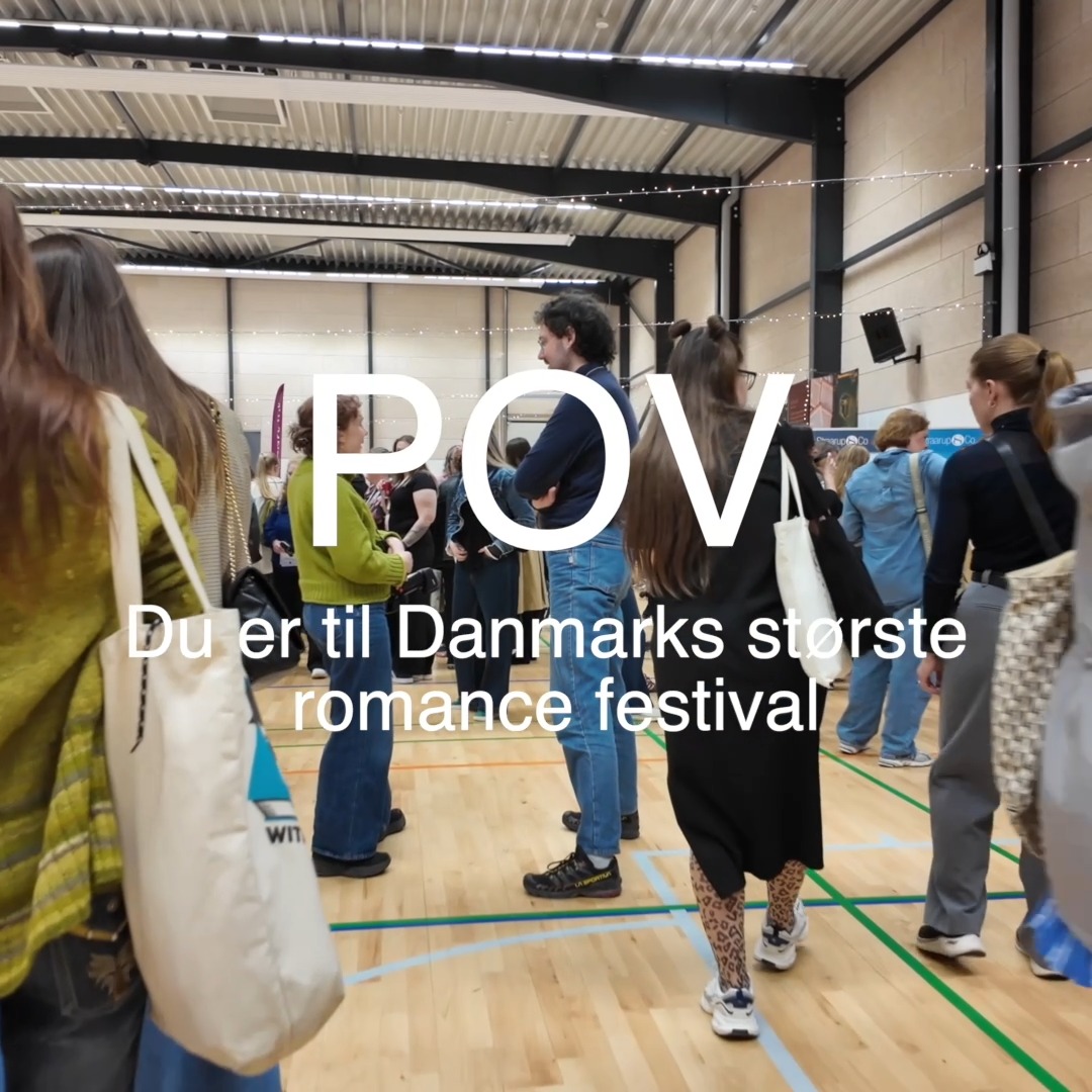 Der er KUN 62 dage til at Danmarks største og eneste romance bogfestival slår dørene op for anden gang!
Gik du glip af den sidste år, så skynd dig ind og køb billet.
Der er begrænset antal partoutbilletter tilbage!