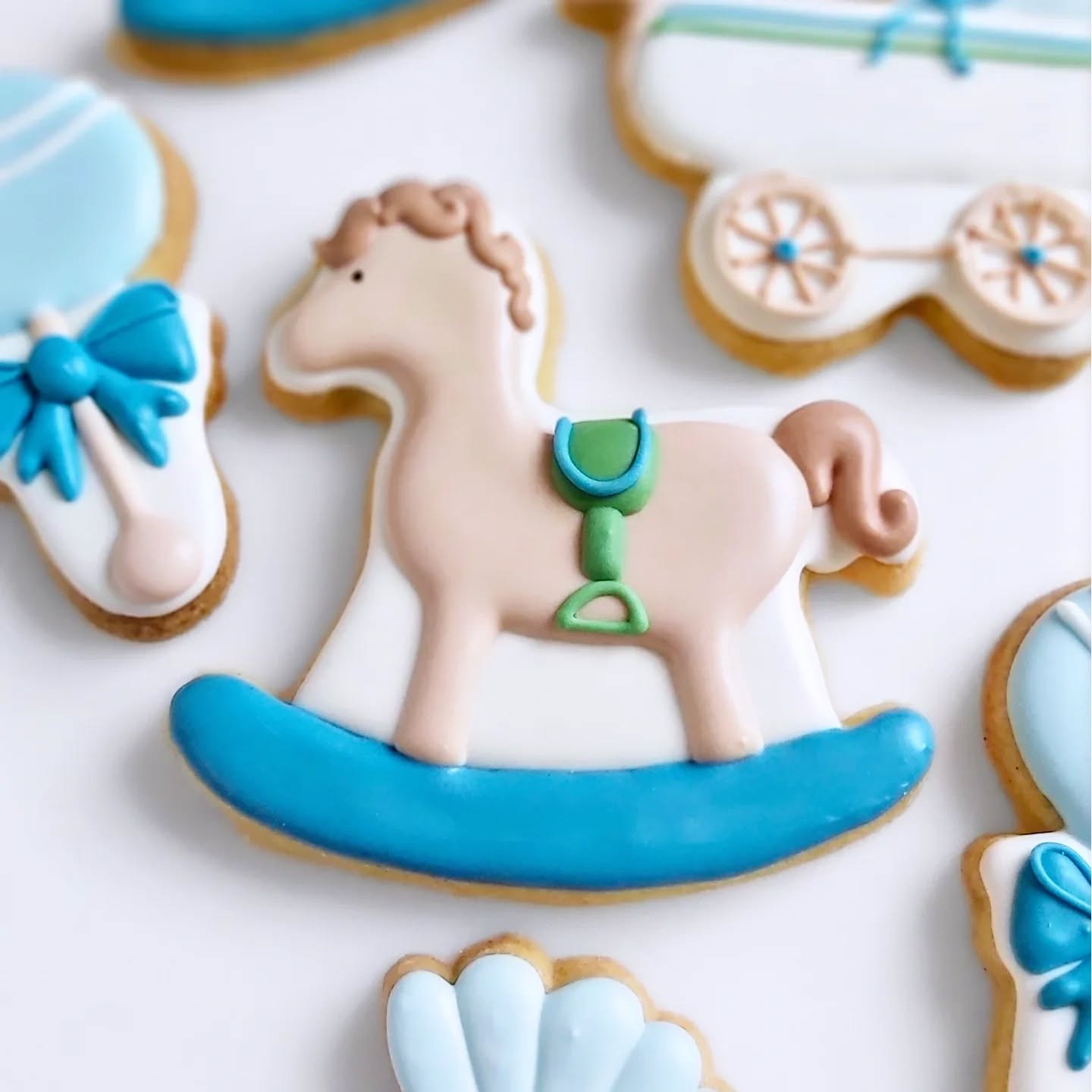 Sweet design for a baby's 1st birthday, requested by my customer in London, original design by @sweetemscookiestx. I don't normally copy but this set was so lovely! @Ralphlauren colours for some added class!
Hope the party was fun x
#royalicingcookies #icedbiscuits #partybiscuits #cookiesuk #babyshowerbiscuits