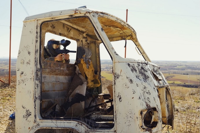 Apunta, dispara y vive la experiencia más intensa en equipo con nuestro paintball en Burgos.
Más de 2.000 m² de terreno de juego al aire libre
Ubicación privilegiada en Villariezo, ¡a tan solo 5 min de Burgos!
Obstáculos, barricadas y refugios para partidas dinámicas
Espacio amplio para grupos grandes
Entorno seguro y controlado, con material homologado
Todo está preparado para que la partida sea épica, competitiva y, sobre todo, divertida.
El paintball es una actividad perfecta para:
Grupos de amigos
Cumpleaños y celebraciones
Despedidas de soltero/a
Familias con ganas de una experiencia diferente.
#sprintem #burgos #paintball #aventura