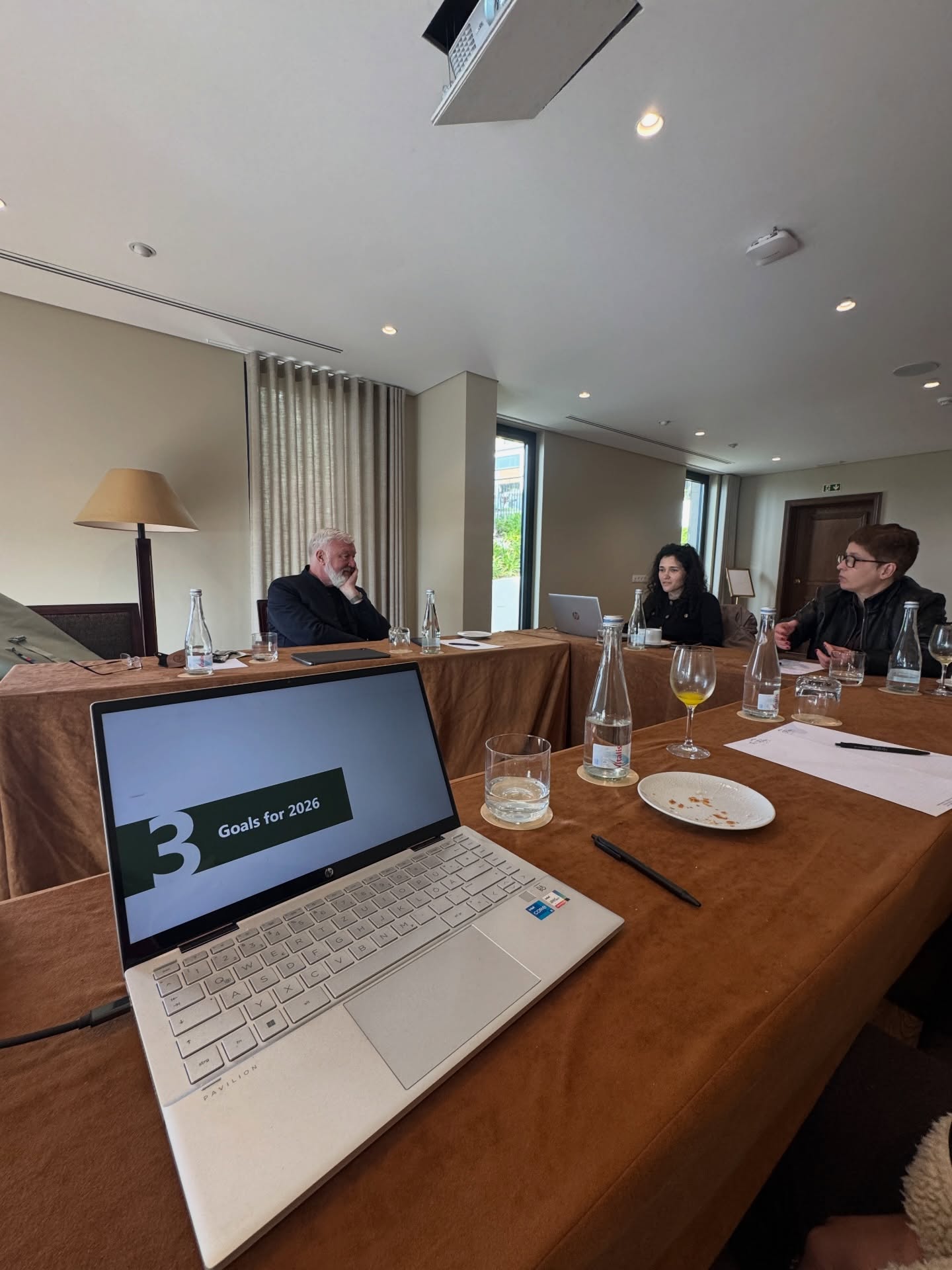 Team AdviMadeira Kick-off ✨
Nach unserem ADVICON Kick-off haben wir den Schwung direkt mit unserem portugiesischen Team auf Madeira fortgesetzt.
Als Team Advi Madeira sind wir zusammengekommen, um Ziele abzugleichen, Ideen auszutauschen und unseren Teamgeist zu stärken.
Im @thecliffbay bot sich dafür der perfekte Rahmen, um zu reflektieren, zu planen und klare Prioritäten für die kommenden Monate zu setzen – mit Fokus auf Struktur, nachhaltiges Wachstum und Ergebnisse. 🤍
English version
Team AdviMadeira Kick-off ✨
After our ADVICON kick-off, we continued the momentum with our Portuguese team in Madeira.
Team Advi Madeira came together to align goals, share ideas, and strengthen the team spirit behind everything we do.
Held at The Cliff Bay in an inspiring setting, it was the perfect moment to reflect, plan ahead, and set clear priorities for the months to come — focused on structure, sustainable growth, and results. 🤍