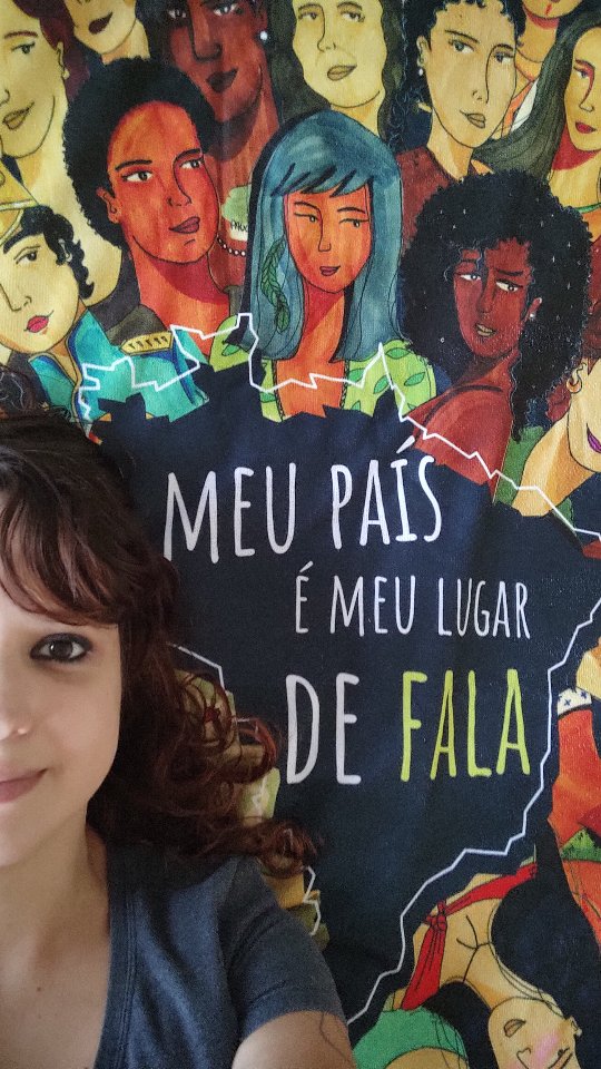 Que tal um spoiler?
Chegou hoje uma das peças que EM BREVE estarão disponíveis na lojinha online da Galeria da Lalo.
Uma toalha com o retrato das 40 mulheres extraordinárias do meu projeto de desenho e um lembrete que é aqui, no nosso país que precisamos fazer a diferença.
O Brasil é nosso lugar de fala, nosso campo de batalha, nossa terra de semear futuro.
#GaleriaExtraordinaria #heroinasbrasileiras #lugardefala #artequecontahistórias #colab55