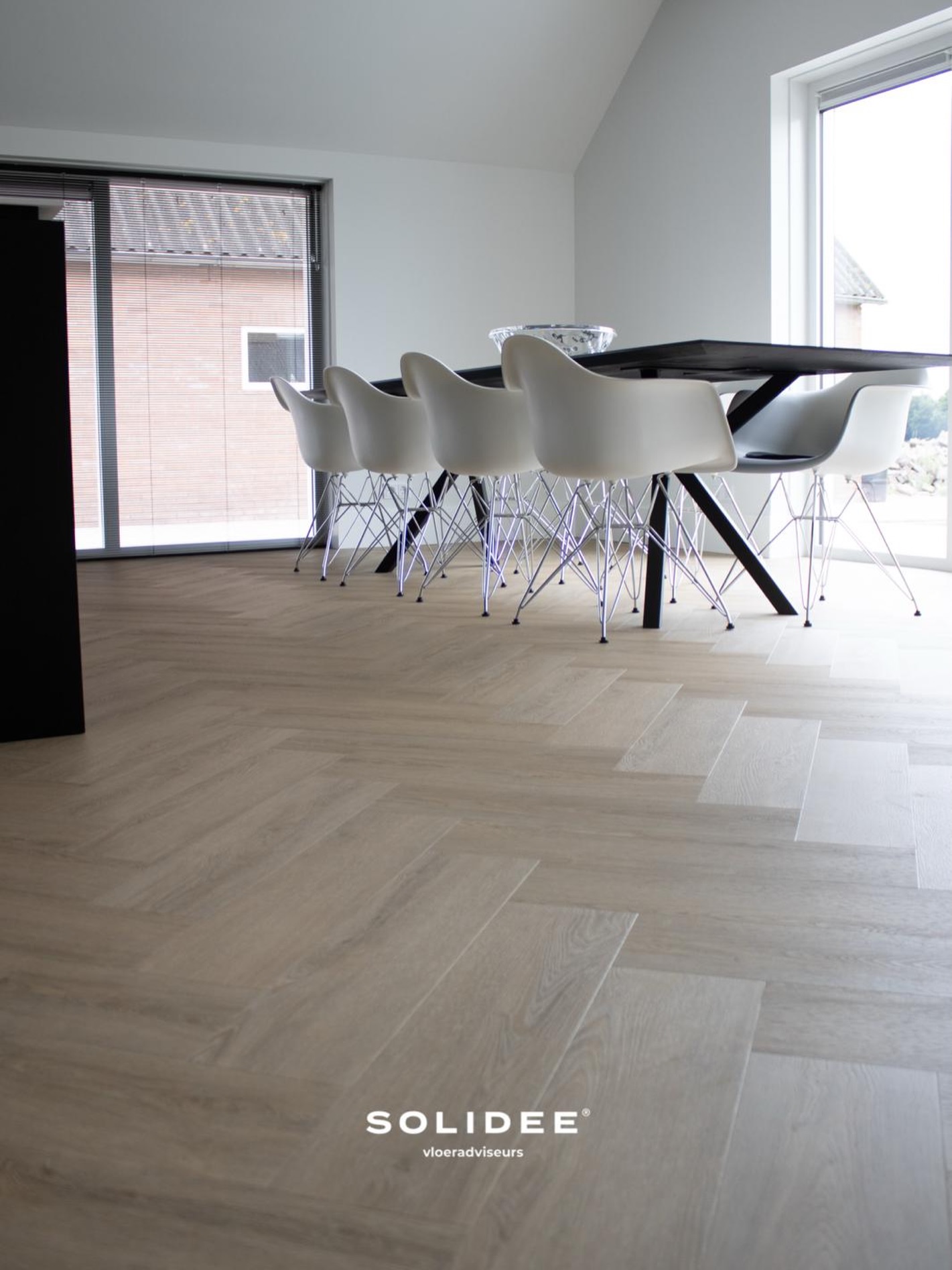 Niet de goedkoopste. Wel de beste keuze. 😉
Bij Solidee Vloeren doen we geen concessies aan kwaliteit, communicatie en vakmanschap.
Wij werken voor klanten die weten wat ze willen — en geen genoegen nemen met “het is wel oké”.
✨ Wat ons uniek maakt?
• Alleen hoogwaardige materialen, geen snelle oplossingen
• Afspraak = afspraak. We communiceren helder en eerlijk
• Vakmanschap tot in de details, alsof het onze eigen vloer is
• Strakke planning, nette werkplek, perfect eindresultaat
Onze klanten kiezen ons niet omdat we de meeste meters maken, maar omdat we de mooiste meters maken.
Zoek je een vloer die jaren meegaat, professioneel wordt gelegd en waarbij je nooit hoeft te twijfelen of het goed komt?
Dan passen wij perfect bij jou.
#vloerenspecialist #vloeren #adviesopmaat
#interieurinspiratie #vakmanschap