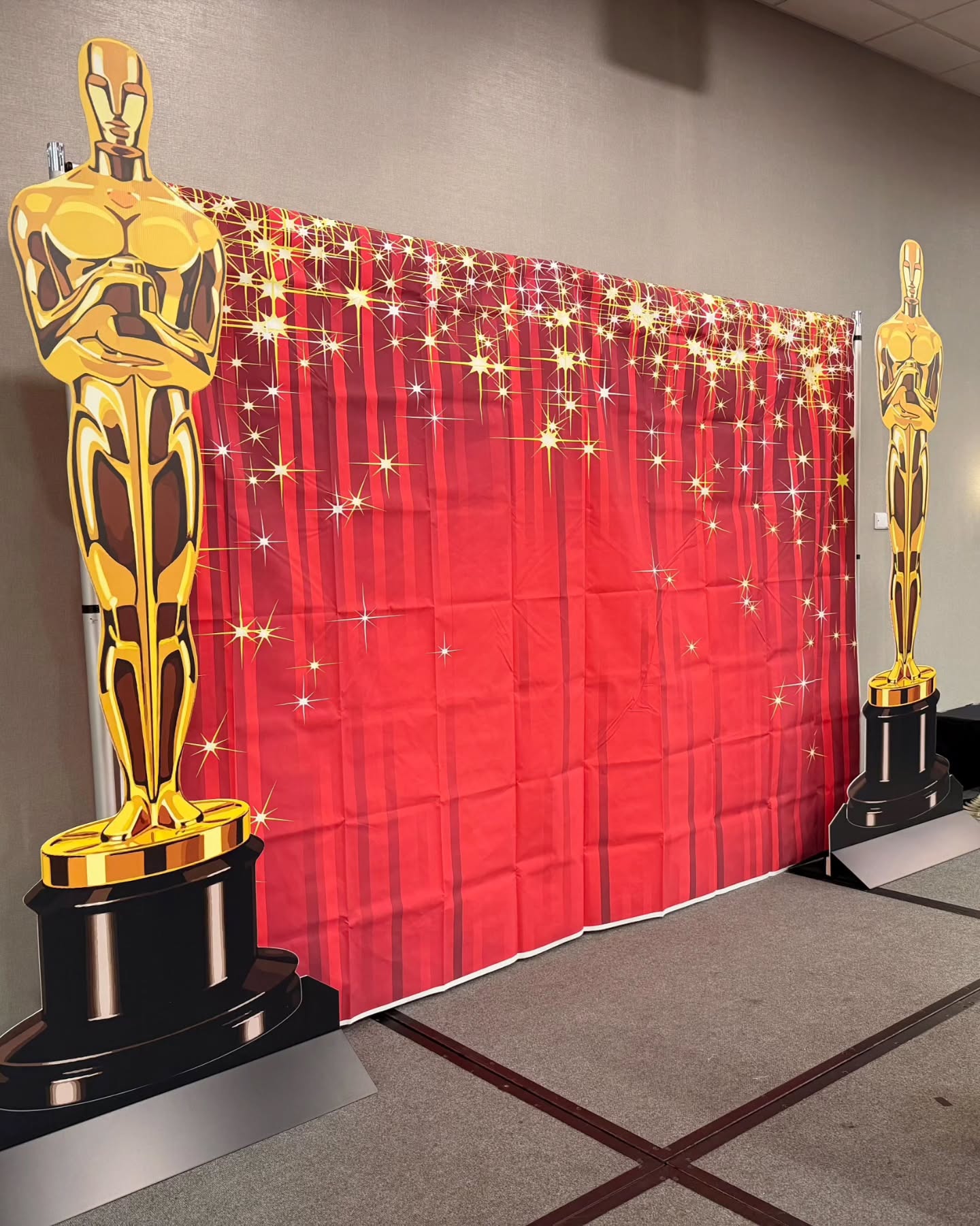 We had the honor of making these oversized Oscar awards for @monroviachamber 's Awards Gala last Friday!!🌟🤩📽 They're made from coroplast and are suuuuperr taaaallll😱
The third slide is our shortest employee, who's 5ft to show the scale lol😂
We're glad to have contributed to an amazing event celebrating all the business here in Monrovia💖💕
Get your own custom signage or cutouts by emailing us at info@fspdesigns.com💌😁
*
*
*
*
*
#signage #printshop #printmakers #oscars #supportsmallbusiness