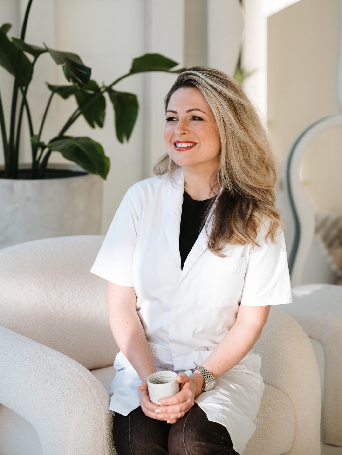 Voor wie mij nog niet kent:
Ik ben Maaike. BIG-geregistreerd verpleegkundige en oprichter van MAAI CLINIC.
Mijn basis ligt in het ziekenhuis en de huisartsenpraktijk. Jaren waarin kwaliteit van zorg, klinisch redeneren en verantwoordelijkheid centraal stonden. Geen snelle oplossingen, maar doordachte keuzes. Die lijn heb ik doorgetrokken naar mijn eigen kliniek.
Binnen MAAI CLINIC werk ik samen met een huisarts met wie ik al jarenlang professioneel samenwerk. Die samenwerking is bewust gekozen: medische veiligheid en kwaliteit staan altijd voorop.
Ik begeleid persoonlijk de medische afvaltrajecten met onder andere Saxenda, Ozempic en Mounjaro. De botoxbehandelingen worden uitgevoerd door de huisarts binnen onze kliniek.
Wat je bij ons niet vindt: hypes of standaardtrajecten.
Wat je wél vindt: duidelijke kaders, medische onderbouwing en begeleiding op niveau.
MAAI CLINIC staat voor rust, kwaliteit en vertrouwen.
Meer informatie over onze behandelingen vind je via www.maaiclinic.nl
#maaiclinic #medischeafvalbegeleiding #botoxrotterdam