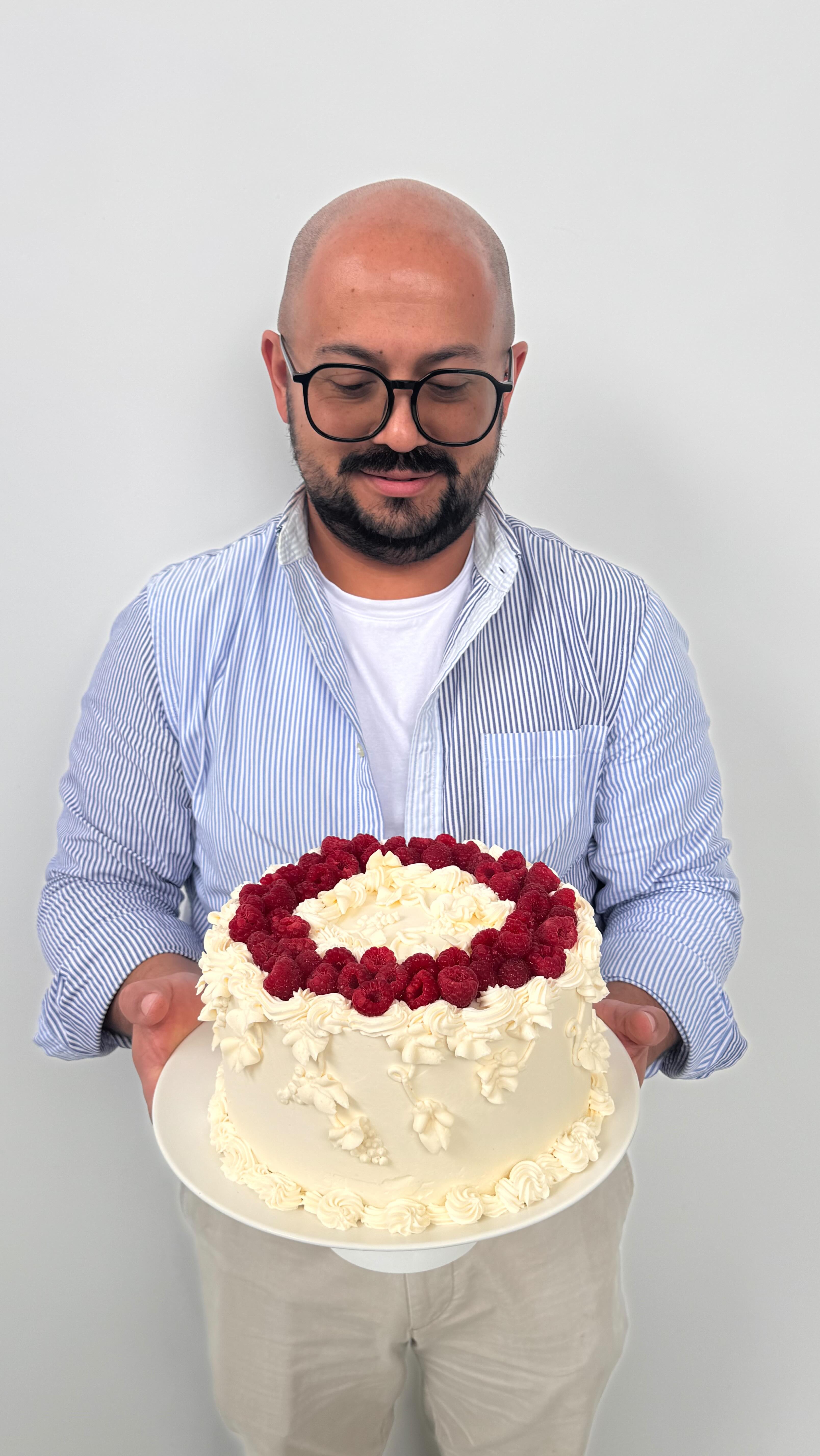 En SNOBS creemos que la diferencia entre un buen servicio y uno inolvidable está en la atención al detalle.
Así celebramos cada historia, cada cumpleaños, cada momento especial.