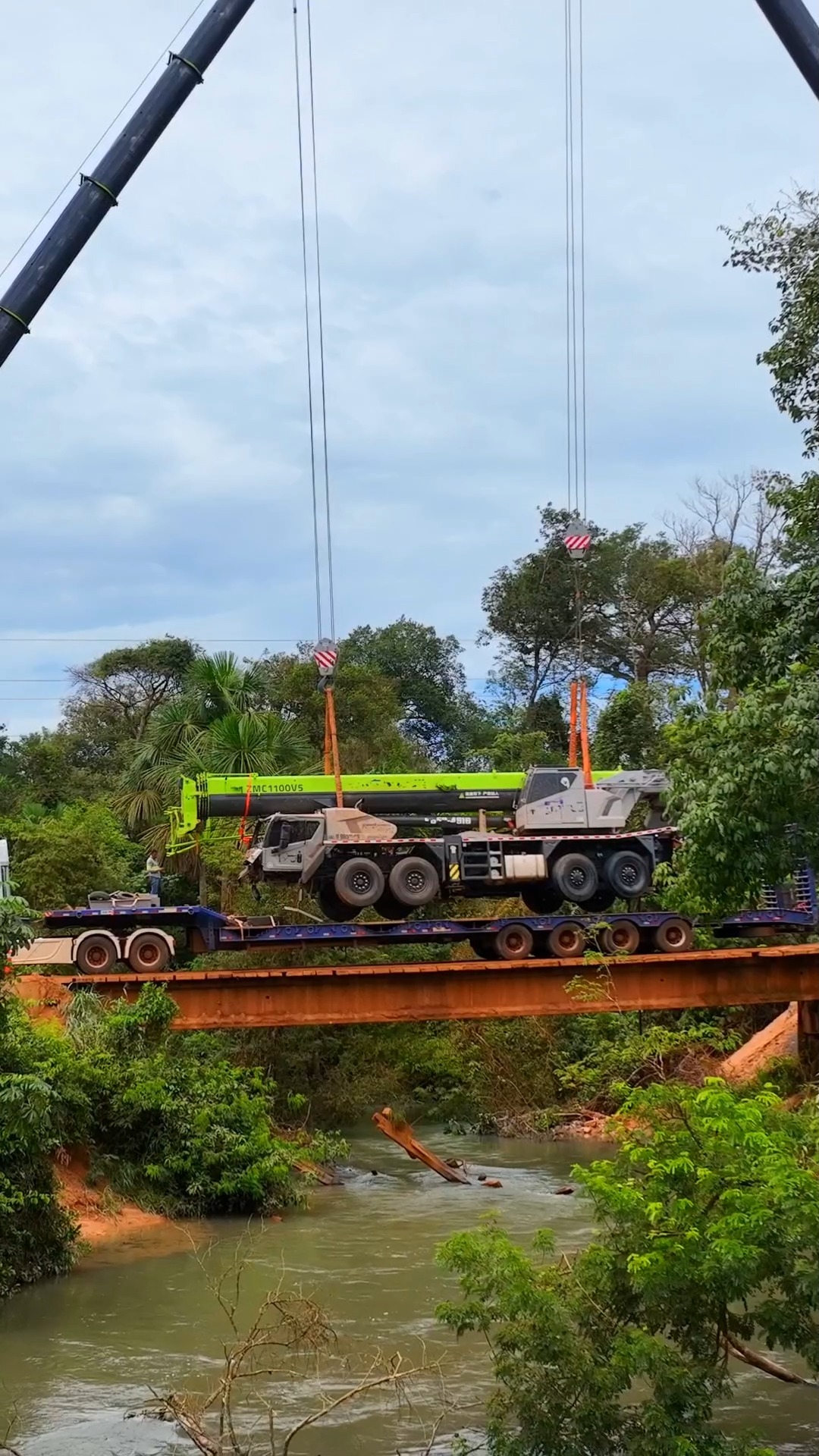 Quando acontece um sinistro, o nosso assegurado não enfrenta isso sozinho.
A ZAG esteve no local acompanhando de perto o caso de destombamento de um guindaste, dando todo o suporte necessário do início ao fim: orientação, agilidade e presença de verdade.
Seguro é isso: estar junto na hora que mais importa.
#ZAG #ZAGSEGUROS #ACIDENTE #sinistro #guindaste
