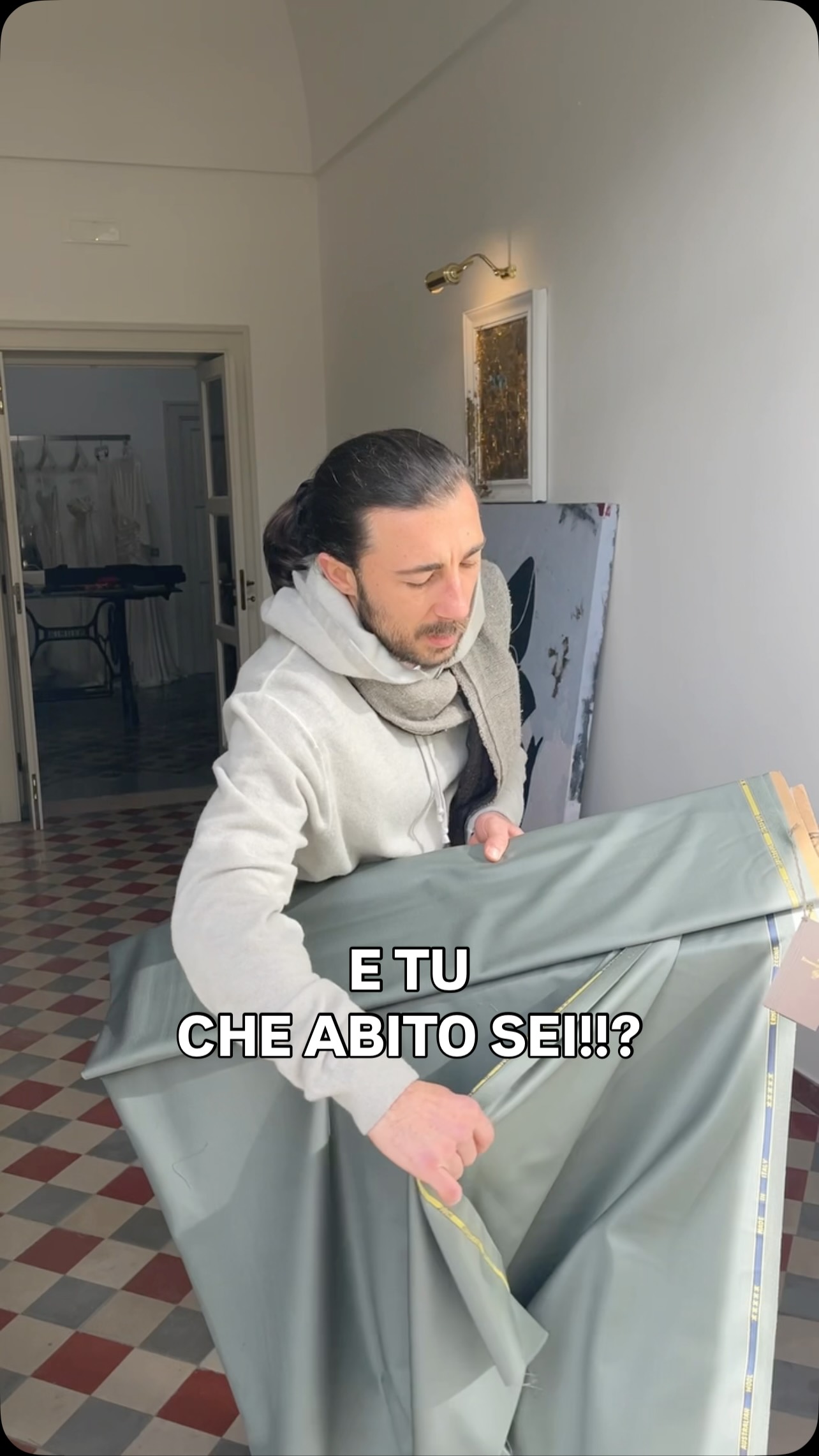 Due lane finissime, 150s, firmate Ermenegildo Zegna. Per uno sposo che non cerca un’uniforme, ma un’identità… Infatti in atelier, noi non cuciamo abiti su misura e basta, ma stili su misura: l’eccellenza non impone, ascolta. E la tua esclusività nasce proprio lì, dove le regole finiscono e inizia la tua storia.
#sartoria #sartoriaitaliana #sumiosono #sumatelier #sumdomenicomoschetta