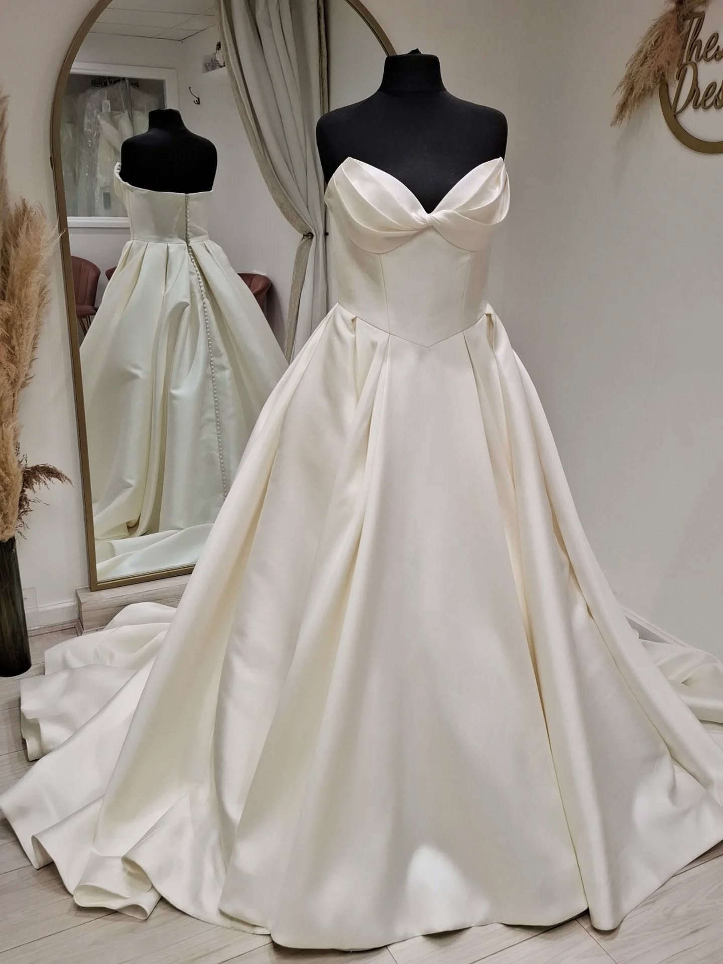 😍 Stunning satin gowns - which would you choose for your special day? ✨❤️