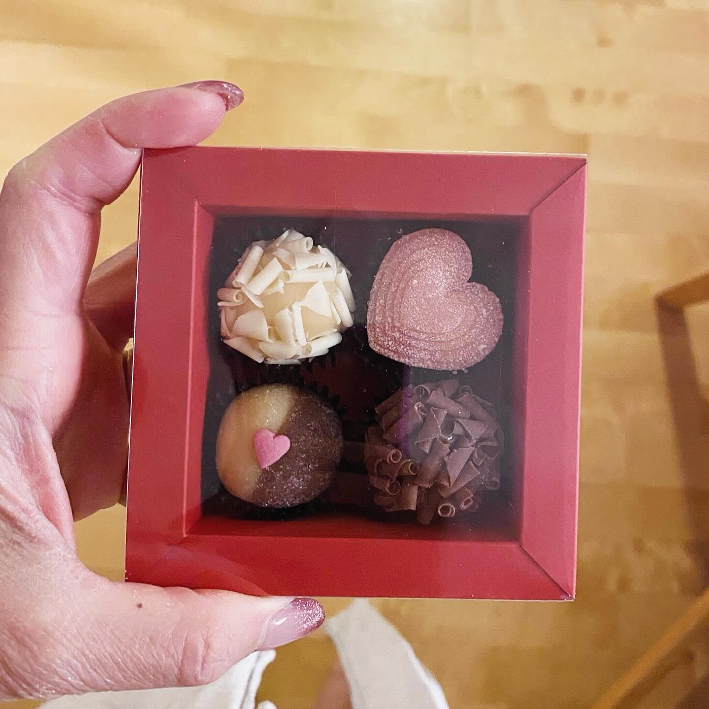 If your love language is chocolate… this is your sign 🍫💘
We may have been quiet since New Year, but the brigadeiros are officially back for 2026 🤎 and what better day to be back then Valentine’s day?! 🤩🩷
Small batch. Handmade. Cozy little chocolate hugs.
Order via DM or website (link in bio).
Shipping & local pickup available 🧸✨
Happy Valentine’s day pipou! 🩷