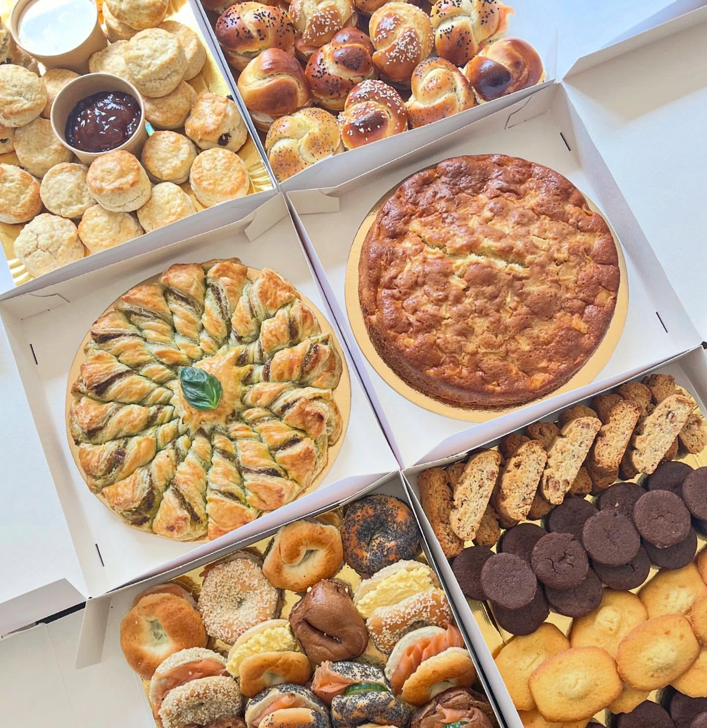 Afternoon Tea Boxes
- Scones with Clotted Cream & Jam
- Assortment of Mini Roll Sandwiches
- Apple Cake
- Pesto Pull Apart
- Platter of Almond Biscotti, Mini Brownies, Madeleines
- Mini Bagels
#afternoontea #fooddelivered #yummyfoods #koshercateringlondon #londonkoshercaterer
