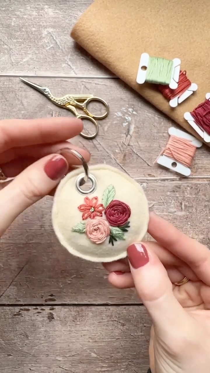 🔑🌷 Schlüsselanhänger DIY – einfache Frühlingsidee zum Selbermachen
Ich freue mich gerade sehr auf den Frühling – auf Farben, kleine Details und DIY-Projekte, die den Alltag ein bisschen schöner machen.
Dieser DIY-Schlüsselanhänger ist ein kleiner Frühlingsgruß fürs Schlüsselbund oder für die Handtasche 👜 und lässt sich ganz unkompliziert selber machen.
Perfekt, wenn du Lust auf ein schnelles DIY-Projekt, ein kleines Geschenk oder einfach etwas Persönliches hast.
✨ Materialliste gewünscht?
Kommentiere SCHLÜSSEL, dann schicke ich dir die komplette Liste direkt in dein Postfach 📮