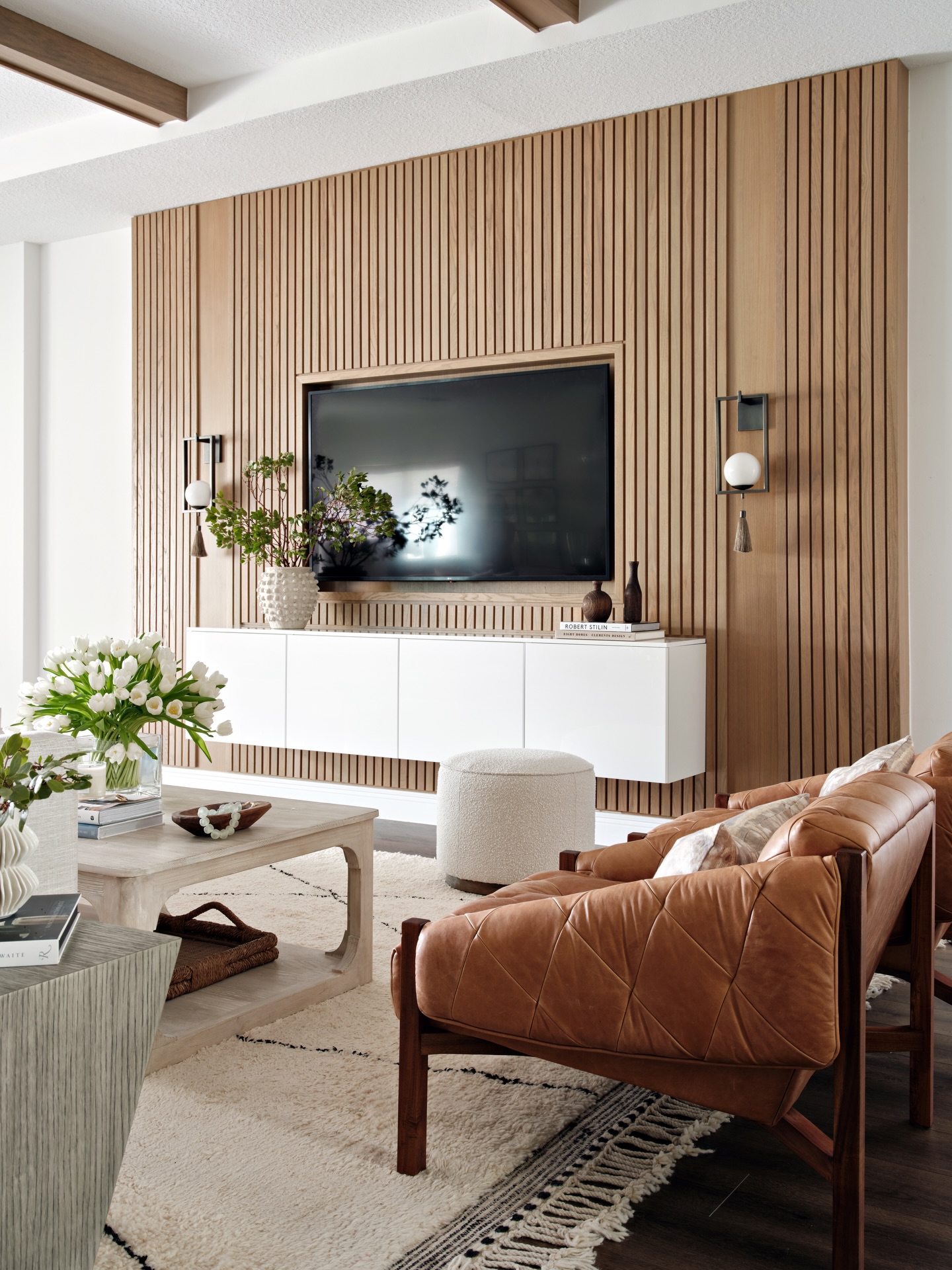 Same bones. Different story.
Design has a funny way of turning the ordinary into everyone’s favorite room.
.
.
📸 @dancutronaphoto
Styling @peggy_chase_jordao
.
.
.
.
#southfloridahomes #southfloridadesigner #palmbeachdesigner #familyroomdesign