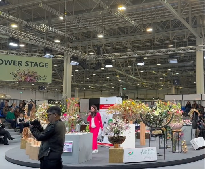 ✨ Flower up your Ideas – IPM 2026 🌸
Was für eine inspirierende Show auf der IPM Messe 2026!
„Flower up your Ideas“ war nicht nur ein Titel – es war ein Statement. Kreativität, Mut zur Farbe, außergewöhnliche Floristik-Designs und ganz viel Leidenschaft auf der Bühne.
Ein riesiges Kompliment an die großartigen Designerinnen:
🌿 Anja Ersing
🌸 Chantal Post
🌺 Franka Roenhorst
Ihr habt gezeigt, wie modern, kraftvoll und visionär Floristik sein kann. Jede Kreation ein Kunstwerk – jede Idee ein Impuls.
Danke für diese Energie, diese Ästhetik und diesen Wow-Moment vor Publikum. Genau dafür liebe ich die Bühne. 💚
#IPM2026 #FlowerUpYourIdeas #FloristikDesign #Bühnenmoderation #MesseModeration