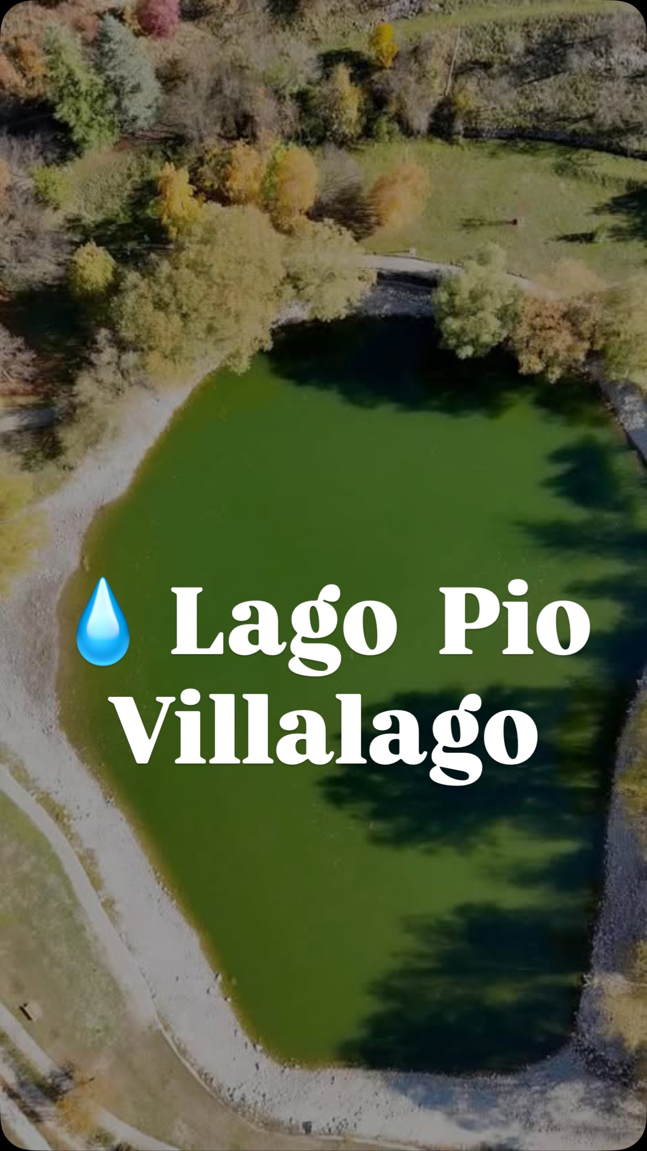 A soli 10 minuti a piedi dal borgo, una passeggiata pianeggiante ti porta in un luogo dove il tempo sembra rallentare.
Il Lago Pio è un piccolo specchio d’acqua immerso nel verde, circondato da salici e aceri, dove il silenzio è quasi totale. È il posto perfetto per fermarsi, stendere un telo per un picnic, osservare la fauna e concedersi qualche minuto di quiete.
Se resti fermo e in silenzio, non è raro vedere i cervi scendere al lago per abbeverarsi o riposare. 🦌
Un angolo di Abruzzo autentico, da vivere con calma.
👉 Sei già stato/a in questo posto?