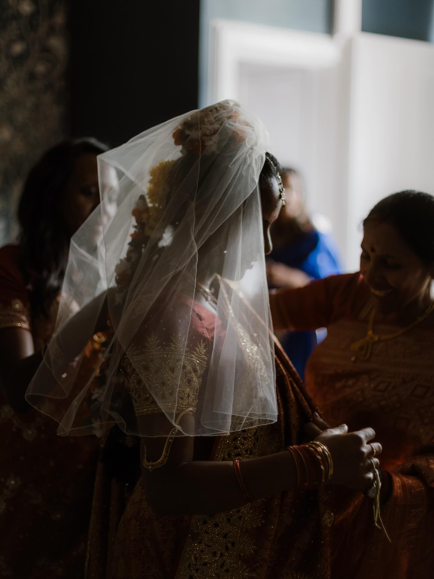 The sensory richness in every sense at Rojah and Ravi’s second ceremony of the day will stay with me for a long time. Here’s a few and to see their full blog post - see my link in stories! @rojah.t
Photographer: @amyrosedeffley
Venue: @hamptonmanorweddings
Flowers: @oakandivyflorists
Dress: @tdrbridalbirmingham
Button Holes and bouquet: Uma (@rojah.t ‘s Mom)
Cake: @irisandferncakedesign
Hair: @francescohair.knowle
Makeup: @rojah.t (the bride!)
DJ: @nocturnallmusic