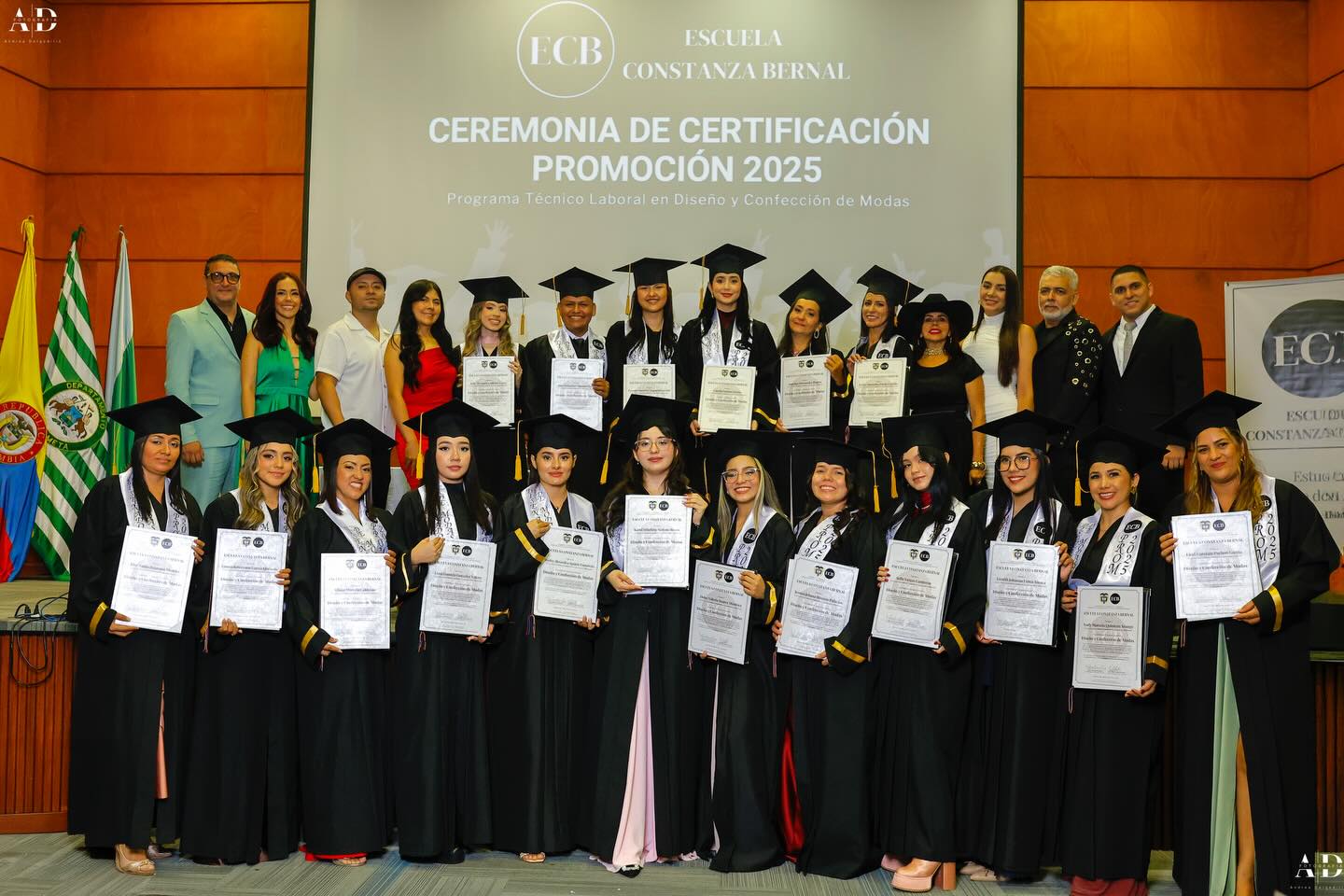 Un día que quedará en la historia de cada uno de nosotros ✨
Después de años de procesos, figurines, colecciones, desvelos y pasarelas… llegó el momento de celebrar: en diciembre 2025 certificamos a nuestros nuevos 18 Diseñadores de Moda ⚫️ECB. ¡Ya son 155! 🙌🏼
Hoy el aplauso continúa, porque detrás de cada Diseñador de Modas hay disciplina, carácter y visión.
El futuro del diseño comienza aquí. 🔝
#ECB #DiseñadoresdeModa #ModaConPropósito