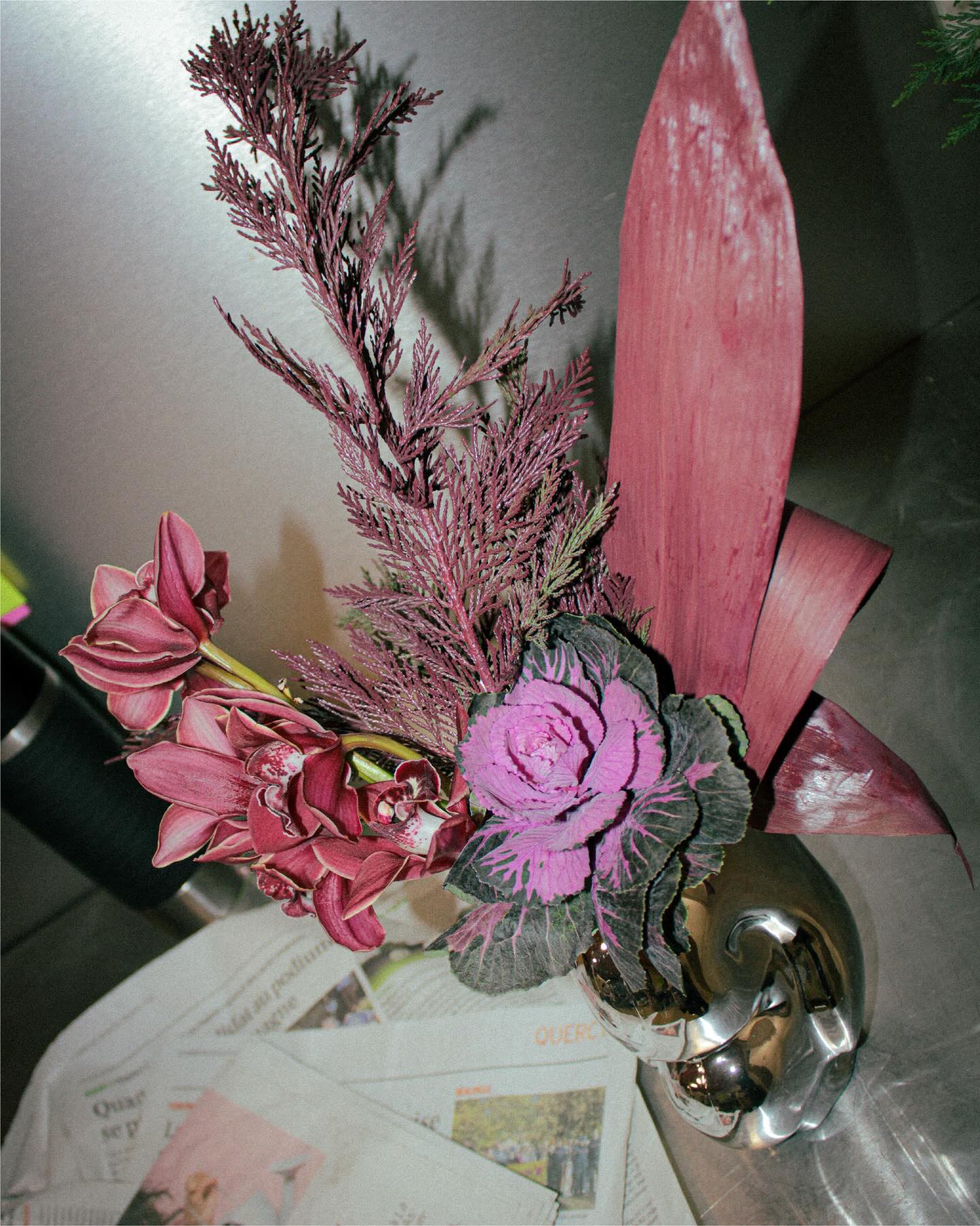 🅽🅾🆃 🅰 🆂🆄🅼🅼🅴🆁 🅻🅾🆅🅴
Notre bouquet ce n’est pas un amour d’été.
Et c’est surtout pas for -your Usual Lover-
Mi amorrrr, on voulait te proposer
un very long-lasting bouquet, à petit prix,
pensé spécialement pour ce lover
qui donne la chair de poule
parce qu’il n’est pas comme les autres.
Celui à qui il est impensable
de lui offrir des roses rouges.
Alors on a choisi autrement.
De la beauté étrange,
Qui marque. Qui dure
Un beautiful mix entre fleur de chou, ( que c’est chouuuuu 🥹) + une orchidée cymbydium , et du feuillage à la Gaïa Cariño.
Ayyyy est ce que c’est vraiment à tomber par terre bb.
Not a Summer love Sur commande, et lui; en quantités limitées en boutique
Du coup call us Cariño ☎️🫶🏾
En format petit , et en format XL avec une big Cymbidium 💕