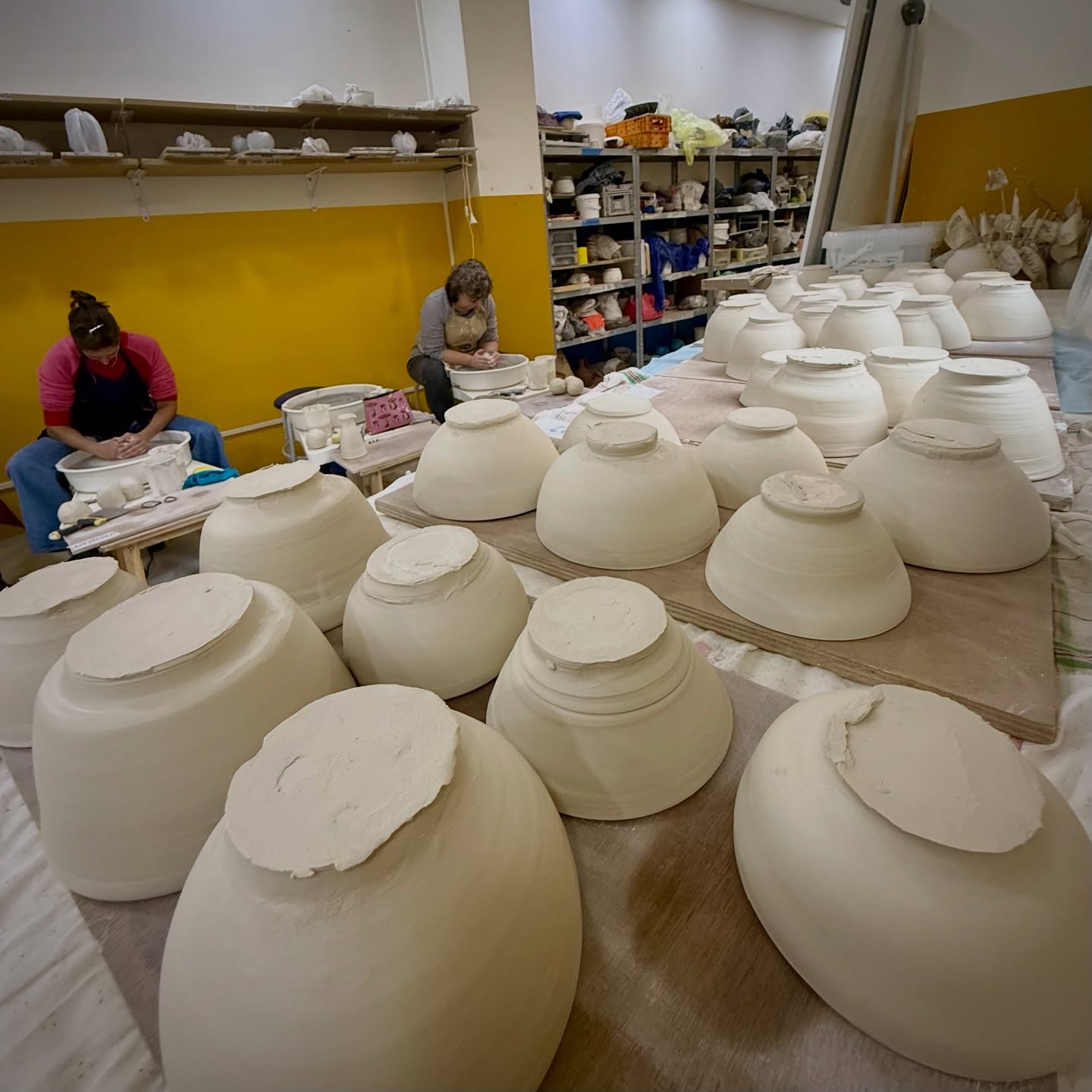 2eme jour de stage tournage en porcelaine avec Hélène Lathoumetie:
- les pichets,
- les sphères
@atour2bras
#coursdepoterie
#coursdetournage
#céramique
#atelierceramique
#atelierpoterie