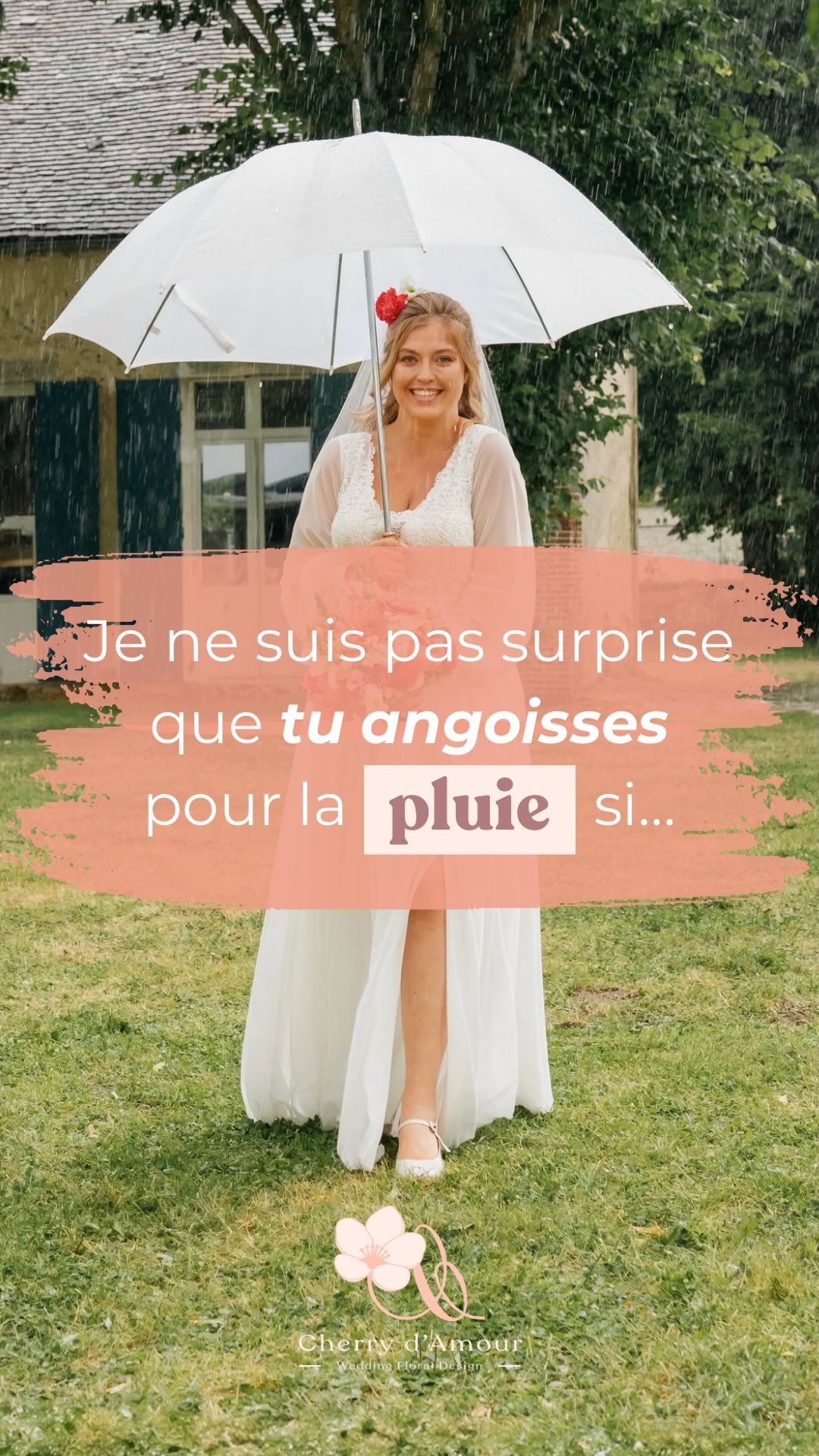 Pas étonnant que tu angoisses si tu imagines ta cérémonie (uniquement) à l’extérieur ! 😰🌧️
Comme je dis toujours à mes mariés : il faut un plan B ! Et un bon ! Bien pensé, bien réfléchi, avec une déco florale 🌸 qui rendra aussi bien dans le plan A que dans le plan B… rien de pire que d’être déçue ou frustrée juste avant la cérémonie…
L’idéal c’est d’avoir un lieu de réception où limite (limite !) on serait déçus qu’il ne pleuve pas, tellement le plan B est beau ! 😄
Mais si ce n’est pas le cas, si il n’y a pas de plan B ou qu’il ne vous plait pas : c’est à vous de le créer ou de le sublimer. Et à l’image du reste du mariage ! Croyez-moi ce sera du temps bien mieux employé que de scruter les prévisions météo, la boule au ventre 🤭
Alors dites-moi, qu’est ce que vous avez prévu ? Je peux peut-être vous donner des idées pour le sublimer ?
—
Crédits photo :
Wedding planner : @alexandrinewedding
Team photo/vidéo : @les_petites_lanternes
Floral designer : @cherry_wedding_paris
Location chapiteau : @atawaevent
Traiteur : @epicurareceptions
DJ : @dj_idf
MUAH : @klairemuabridals
Robe de mariée : @marieeparisienne
Costume : @vestibusclub
Lieu de réception : Domaine de la Christinière
#ceremoniemariage #ceremonielaïque #decorationceremonielaique #decorationceremonie #fleursmariage #decoflorale #conseilsmariage