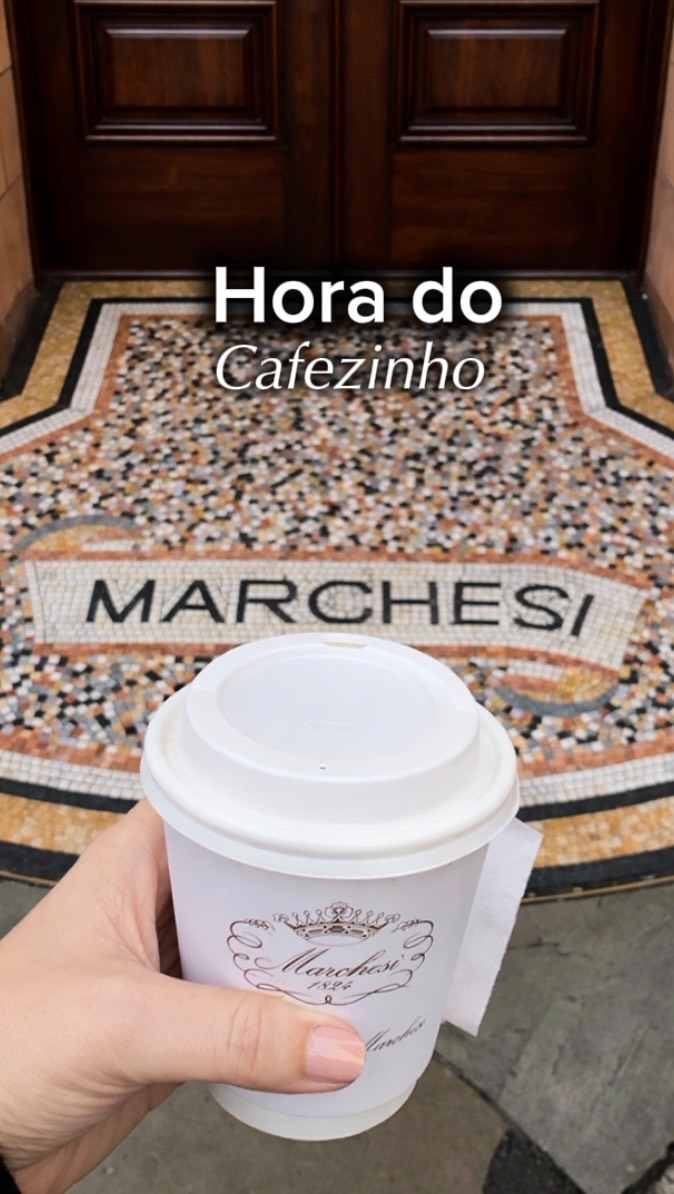 A patisserie Marchesi, fundada em 1824 em Milão, é um dos nomes mais tradicionais da confeitaria italiana, e hoje também tem endereço no coração de Mayfair, em Londres.
Entre vitrines impecáveis, cafés perfeitamente preparados e doces clássicos da Itália, a Marchesi traz para Londres a verdadeira cultura milanesa do café e da pâtisserie.
É uma pausa elegante no meio da cidade, perfeita para quem gosta de descobrir experiências gastronômicas sofisticadas em Londres.
Mostramos a Marchesi e todo o passeio por Mayfair no nosso vídeo completo no canal EmiLou Day by Day | Irmãs Viajantes.
O link está na bio do perfil.
📍 Mount Street, Mayfair em Londres
🎥 CANAL: EmiLou Day by Day - Irmãs Viajantes
#irmasviajantes #irmasemlondres #londres