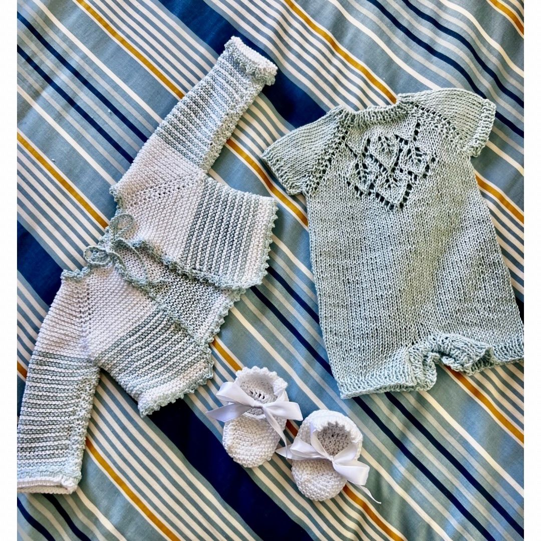 Hemos incorporado a la web nuestros conjuntos de primera puesta tejidos a mano en algodón 100%.
Son piezas únicas, realizadas con mimo y pensadas para esos primeros días tan especiales.
Modelos únicos.
Conjuntos completos de 4 piezas disponibles por 65€
Ya en www.happycloudshop.com
Disponibilidad:
Foto 1: disponible ✅
Foto 2: disponible ✅
Foto 3: Vendido ❌
Foto 4 disponible ✅