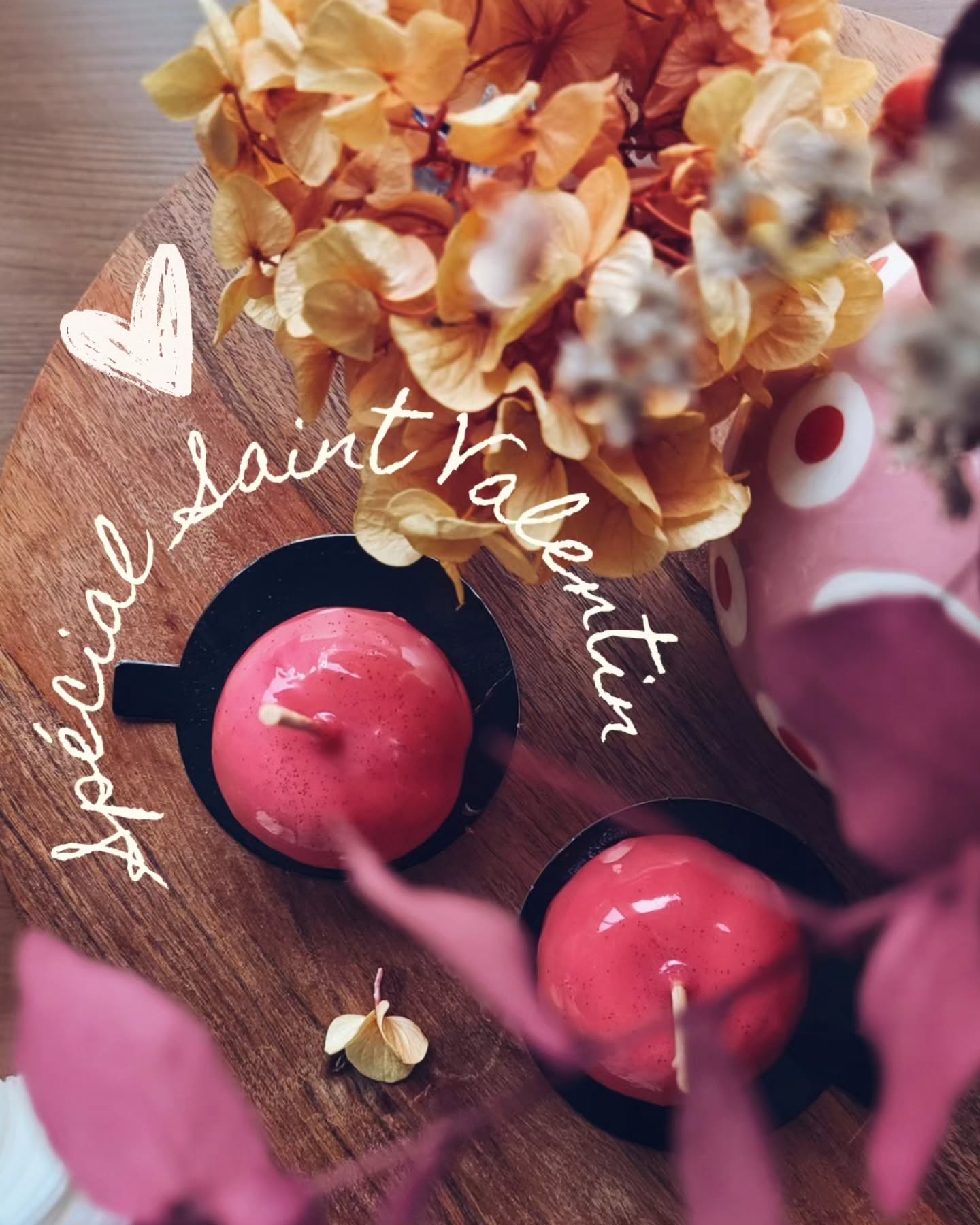 đ Personnellement, je cĂ©lĂšbre lâamour tous les jours, mais pour la Saint-Valentin, je lâai glissĂ© dans mes pĂątisseriesâŠ
đ La pomme dâamour - Mousse Vanille/FĂšve Tonka, Biscuit Moelleux Ă Souhait Japonais, CompotĂ©e de Pommes Royal Gala et sablĂ© breton caramĂ©lisĂ©.
â„ïž Ă partager, Ă offrir, ou Ă savourer en secret.đ
QuantitĂ©s limitĂ©es â commandes ouvertes. đ
#saintvalentin #saintvalentin2026 #loveisintheairâ€ïž #foudepatisserie #pommedamour