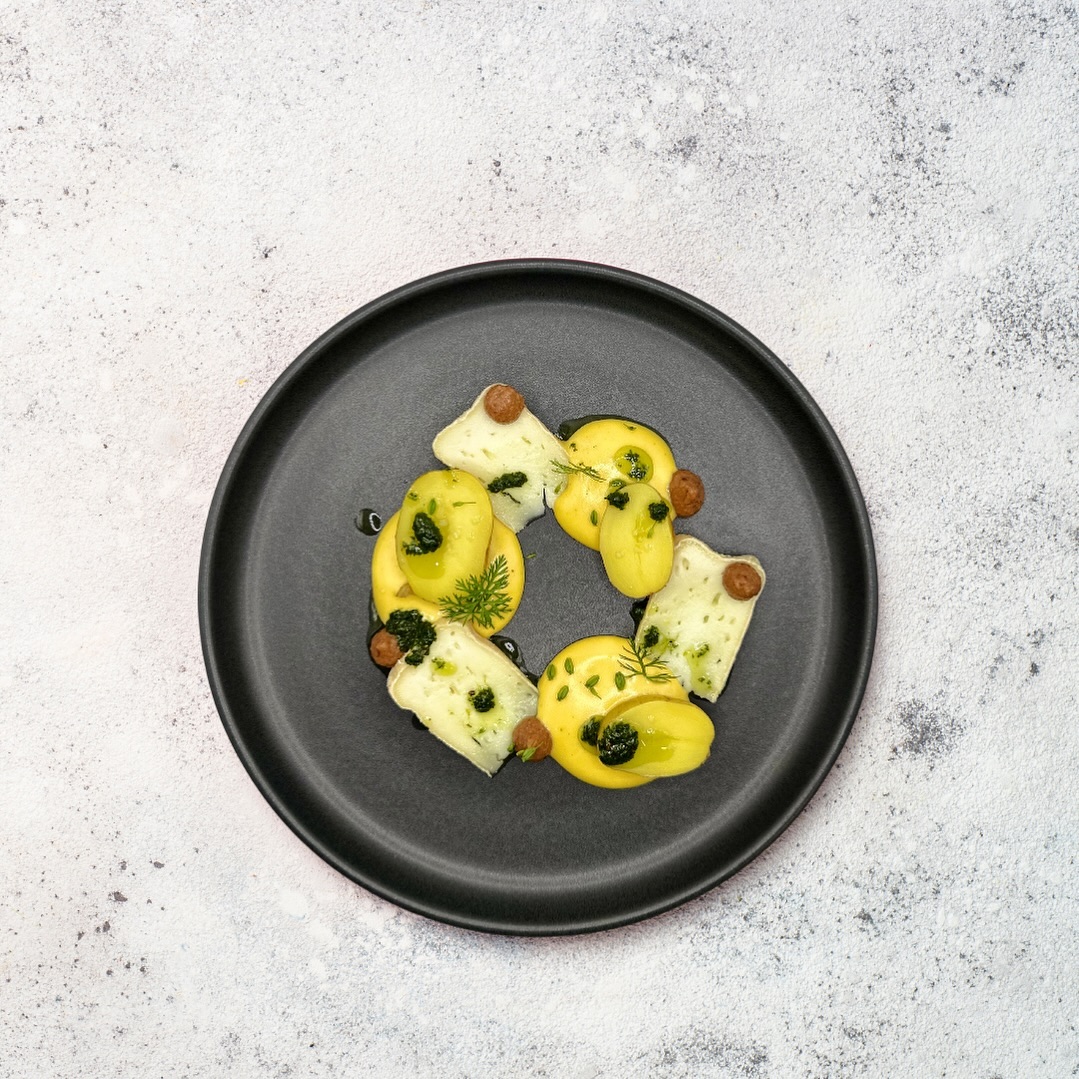 Wasserbüffelreblochon mit Frühkartoffeln, Beurre Noisette und Kräuter aus dem Garten❤️🔥
—> Reserviere dein Besuch und geniesse unser leckeres Juni Menü.
#oberstadt #oberstadtbaden #baden #badenist #badenisst #gaultetmillau #gaultmillau #gaultmillau_schweiz
@jeuneprimeur