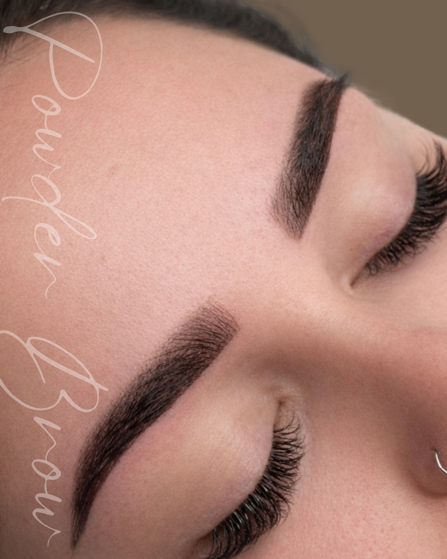 Natürlichkeit steht bei mir an erster Stelle.
Meine Powder Brows sind so gestaltet, dass sie dein Gesicht sanft unterstützen – nicht dominieren. Das Ziel ist ein frisches, harmonisches Gesamtbild, bei dem man nicht erkennt, dass Permanent Make-up gemacht wurde – sondern einfach natürlich schöne, gleichmäßige Brauen sieht.
Die Pigmentierung auf dem Bild ist frisch und daher aktuell noch intensiver. Während der Heilungsphase wird die Farbe noch deutlich weicher und bis zu etwa 50 % heller, sodass das Ergebnis besonders natürlich wirkt.
Buche gerne deinen persönlichen Beratungstermin – für Brauen, die zu dir passen und deine natürliche Ausstrahlung unterstreichen. ✨
#NaturalBrows #PowderBrows #PermanentMakeup #NatürlichSchön #SoftBrows