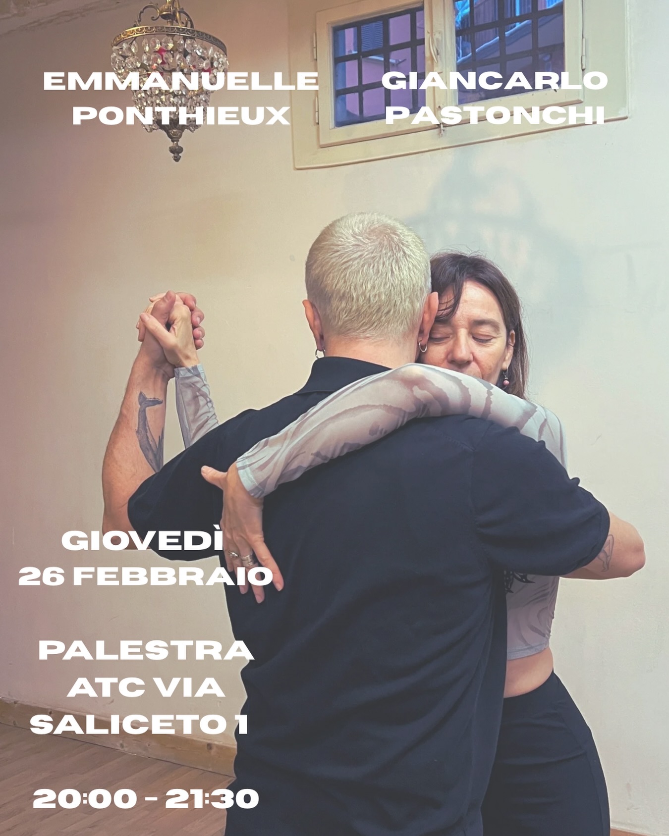 ✨Giovedì 26 febbraio secondo appuntamento con il maestro ospite Giancarlo Pastonchi ✨
Per info e prenotazioni: 3279408598 🌸
✨ Ma cosa si andrà a studiare?
*Dal passo alla scelta*
Improvvisare dentro la struttura
Un percorso di studio dedicato a ballerini che sentono il bisogno di andare oltre la ripetizione delle figure e iniziare a scegliere davvero come danzare.
Il lavoro non è pensato per aggiungere materiale, ma per affinare il modo in cui ciò che già conosciamo prende vita.
Ascolto, intenzione, qualità del movimento e relazione diventano il centro del tango.
Ballare non è accumulare figure,
ma cambiare il modo di usarle.
Nei nostri stage non cerchiamo “nuove combinazioni”,
ma decisioni più chiare.
Partendo da strutture semplici e familiari, esploriamo:
• quando un movimento nasce
• come può essere interrotto, deviato o trasformato
• perché una scelta funziona — o no — nel dialogo con il partner e con la musica
L’improvvisazione non come invenzione casuale,
ma come evoluzione naturale dentro una struttura riconoscibile.