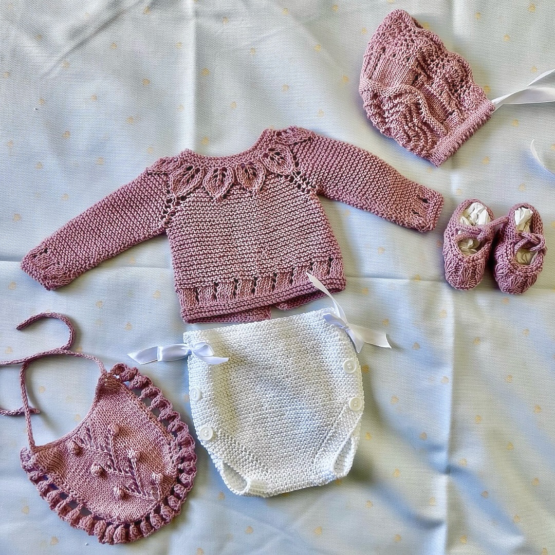 Hemos incorporado a la web nuestros conjuntos de primera puesta tejidos a mano en algodón 100%.Son piezas únicas, realizadas con mimo y pensadas para esos primeros días tan especiales.Modelos únicos.Conjuntos completos de 4 piezas disponibles por 65€Ya en www.happycloudshop.comDisponibilidad:Foto 1: disponible ✅
Foto 2: disponible ✅
Foto 3: Vendido ❌
Foto 4 disponible ✅