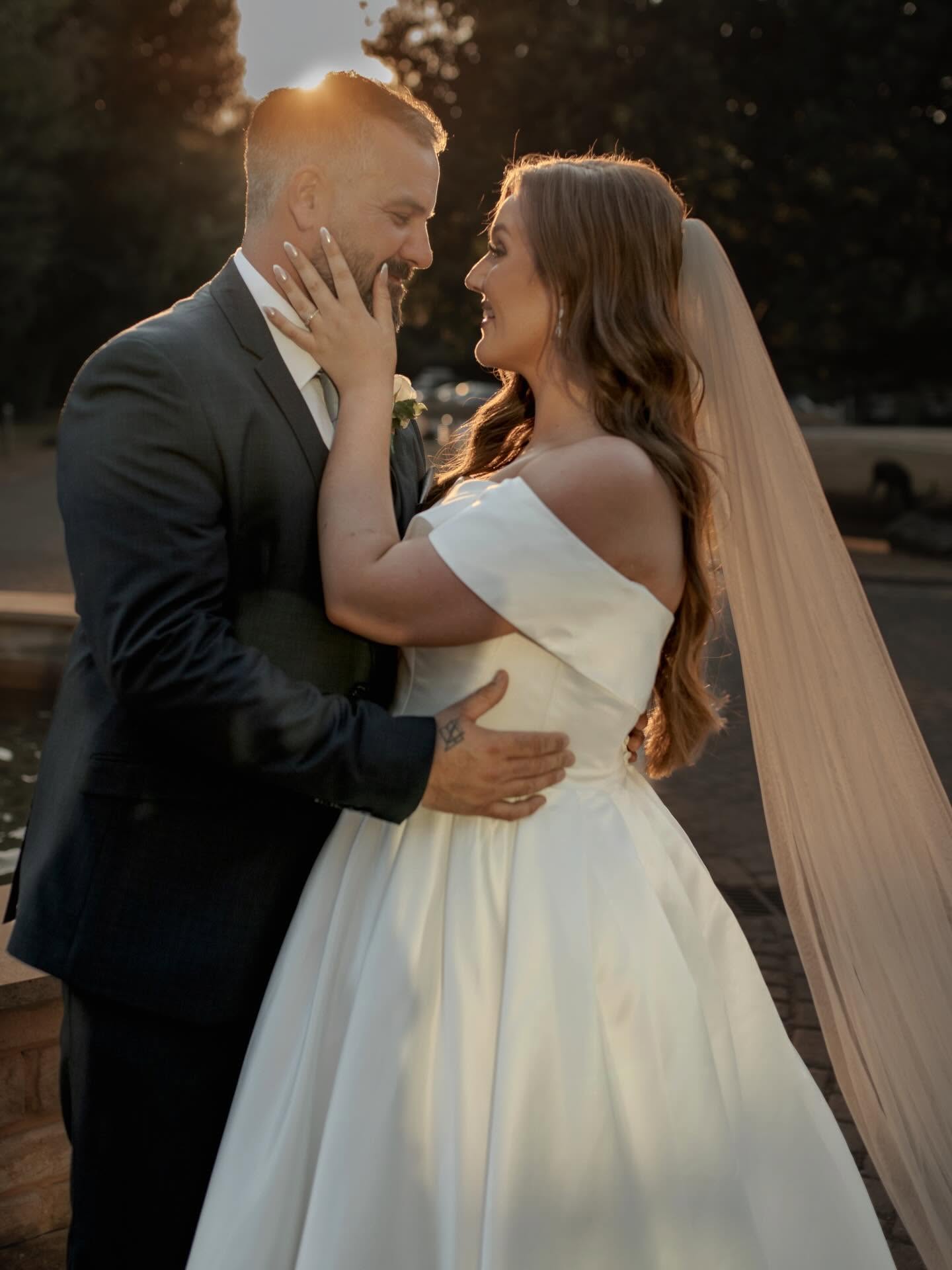 A moment for the evening sun at @cotswold_waterpark_weddings
Looking forward to being back here for the wedding fair @wowweddingshows in a few weeks time 📷🤍
#cotswoldweddingphotographer #cotswoldwedding #gloucestershireweddingphotographer #cotswoldwaterparkweddings #cotswoldwaterparkweddingshow